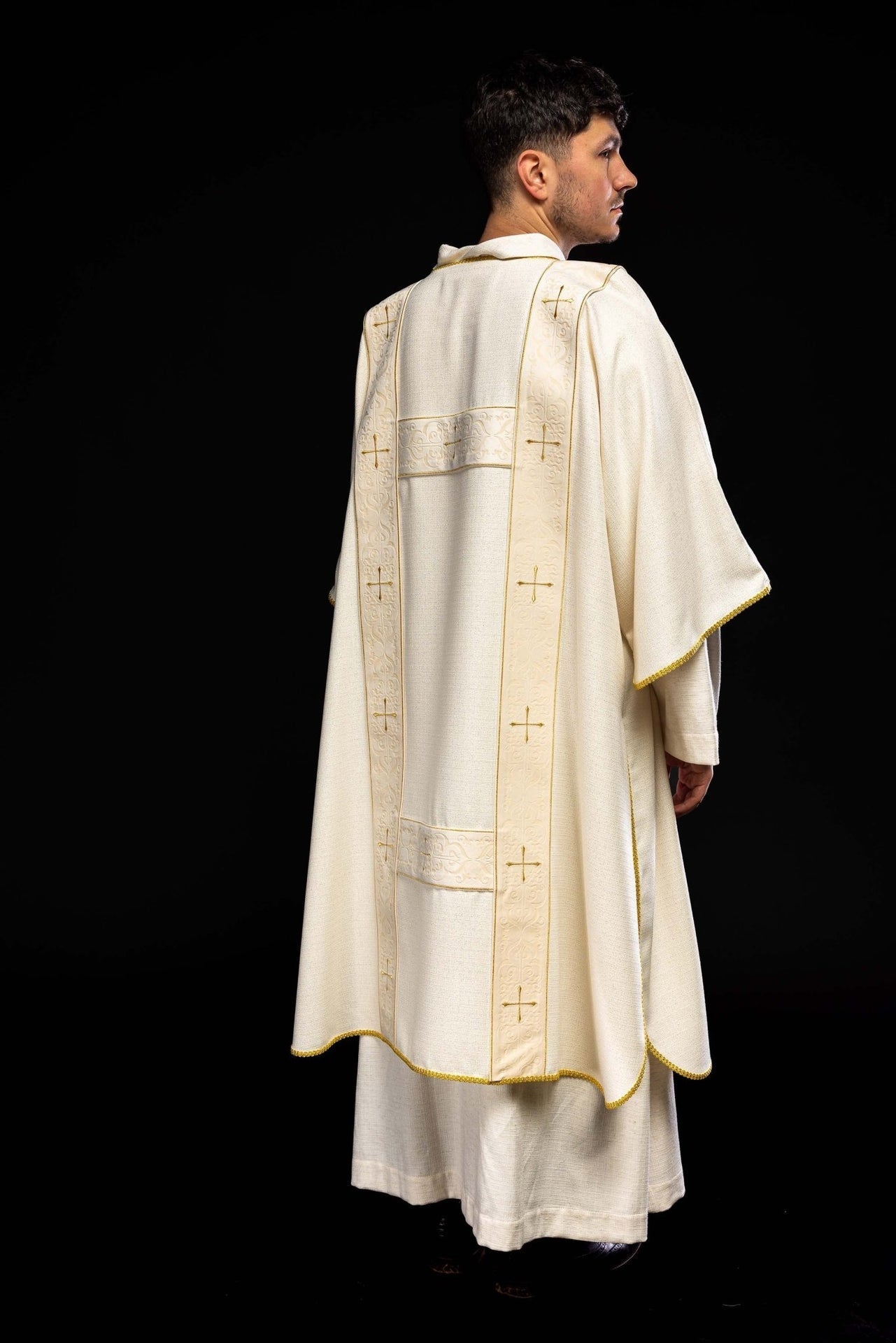 Dalmatyka Liturgiczna Ecru z Aksamitnymi Pasami i Złotym Krzyżem - SZATYLITURGICZNE.PL