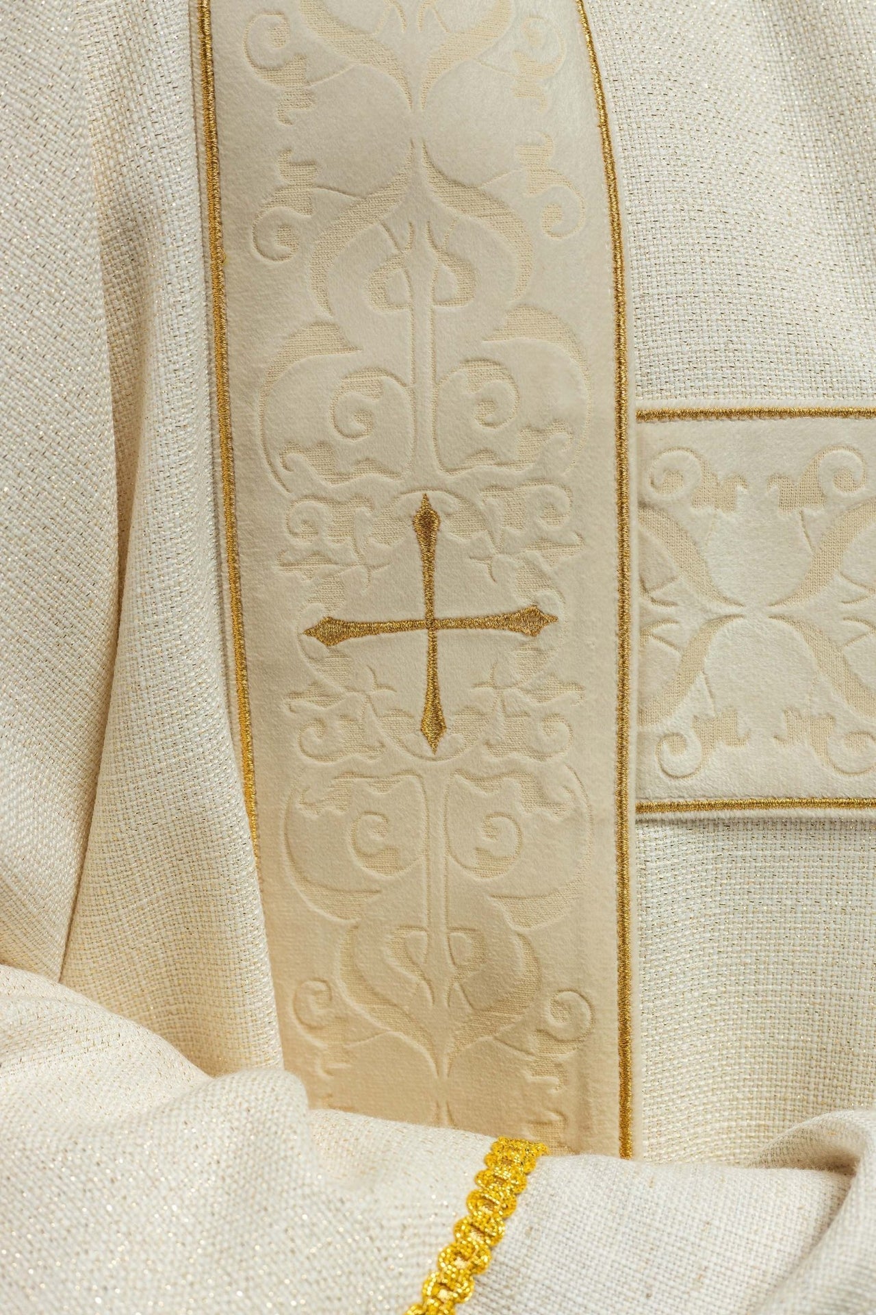 Dalmatyka Liturgiczna Ecru z Aksamitnymi Pasami i Złotym Krzyżem - SZATYLITURGICZNE.PL