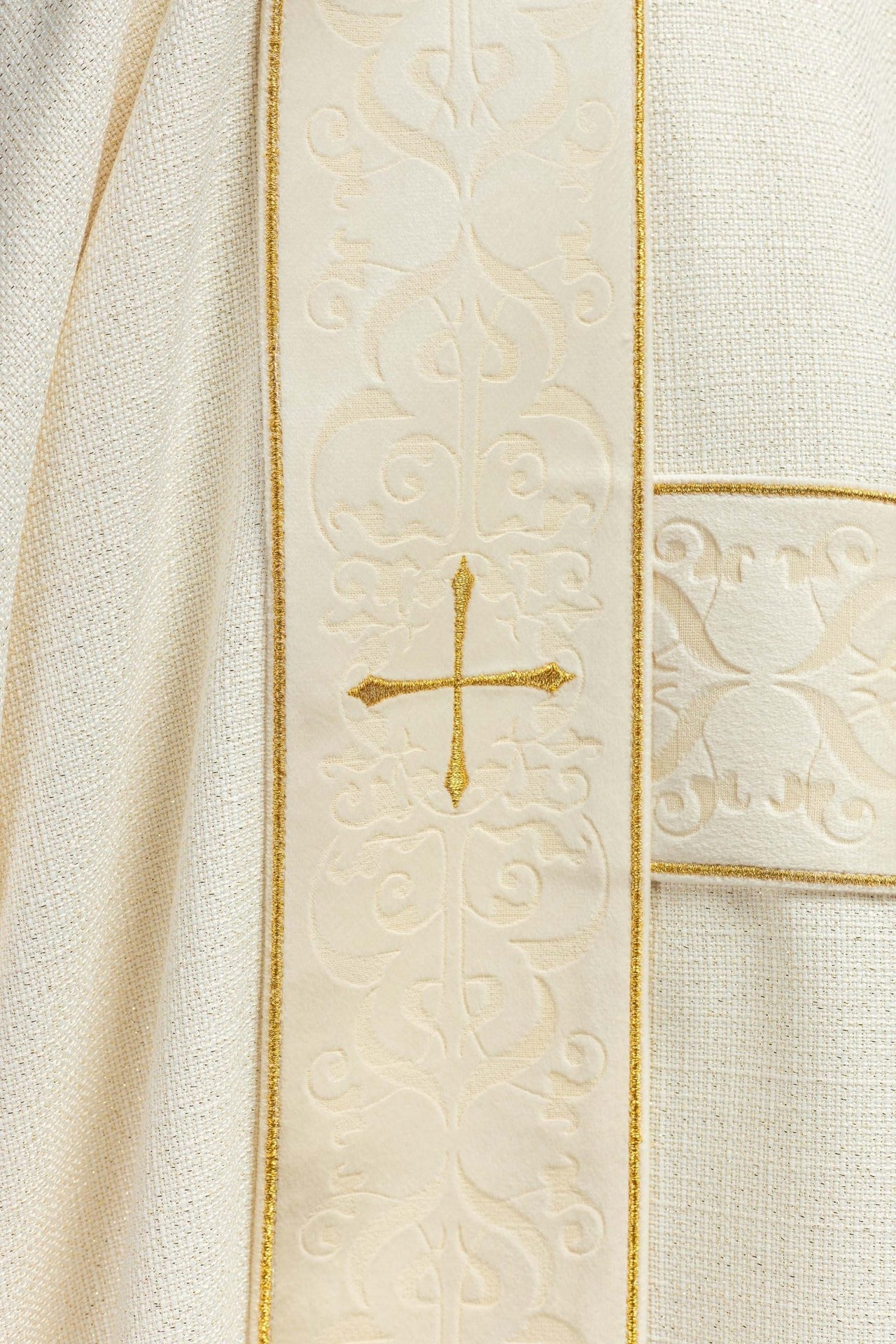 Dalmatyka Liturgiczna Ecru z Aksamitnymi Pasami i Złotym Krzyżem - SZATYLITURGICZNE.PL
