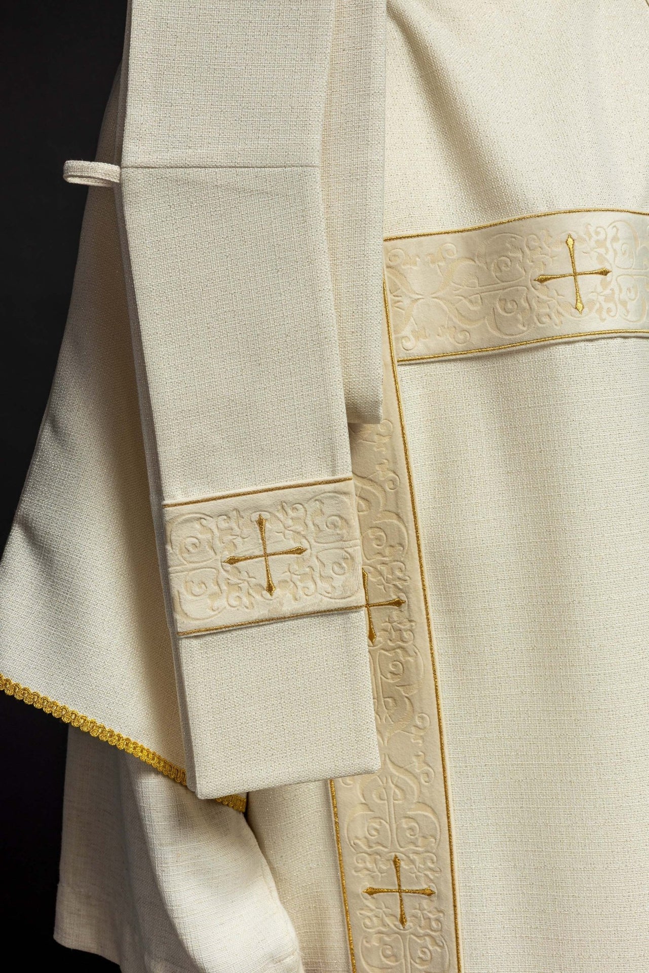 Dalmatyka Liturgiczna Ecru z Aksamitnymi Pasami i Złotym Krzyżem - SZATYLITURGICZNE.PL
