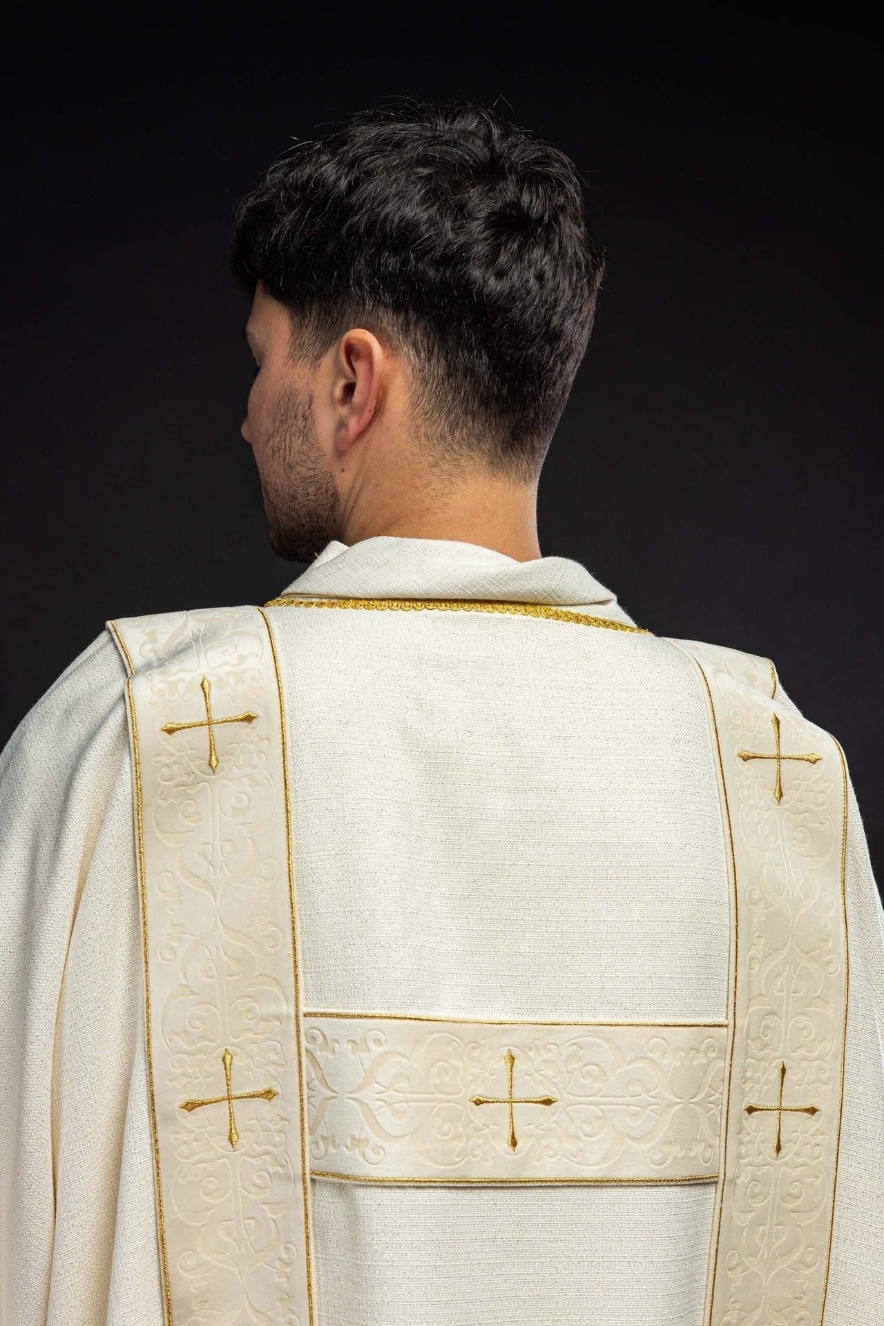 Dalmatyka Liturgiczna Ecru z Aksamitnymi Pasami i Złotym Krzyżem - SZATYLITURGICZNE.PL