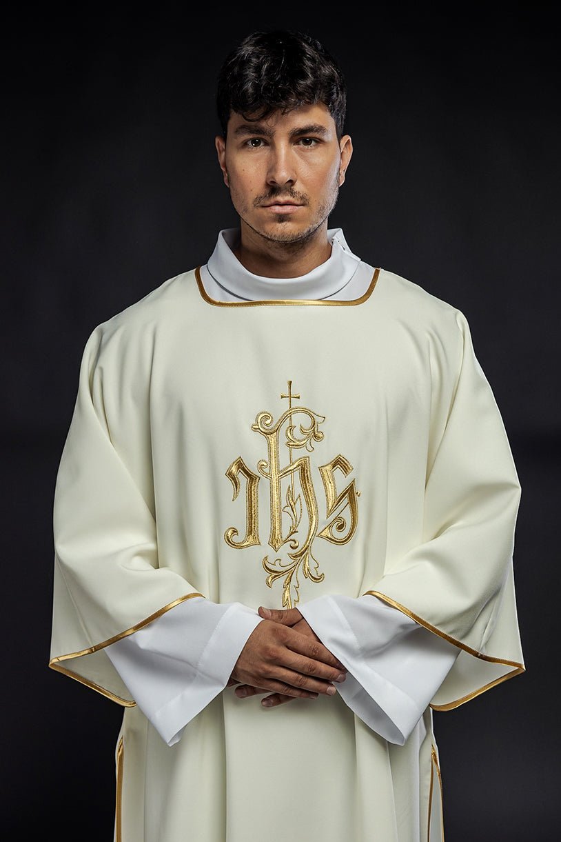 Dalmatyka Liturgiczna Ecru z Haftem IHS - Komplet ze Stułą - SZATYLITURGICZNE.PL