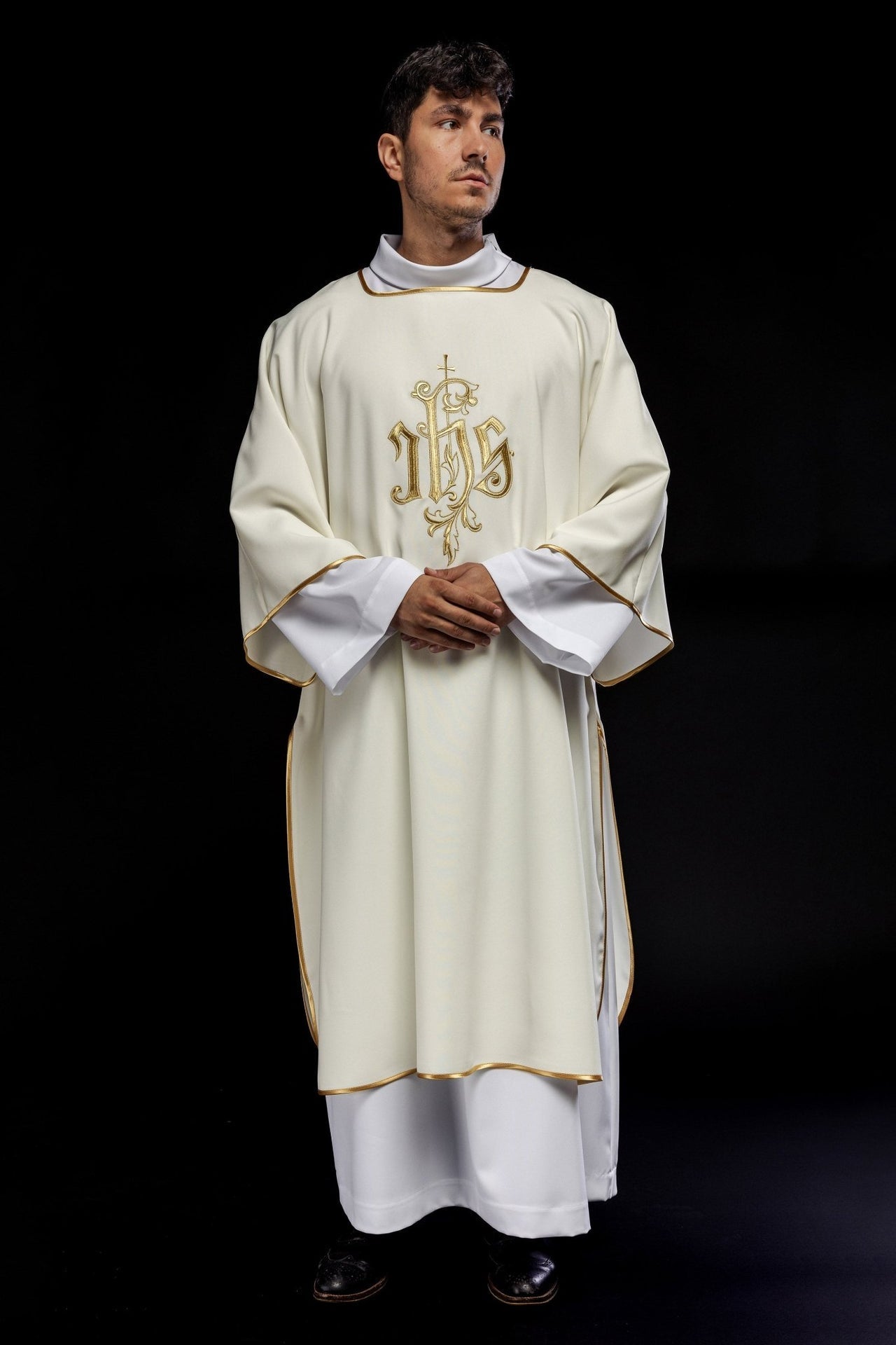 Dalmatyka Liturgiczna Ecru z Haftem IHS - Komplet ze Stułą - SZATYLITURGICZNE.PL