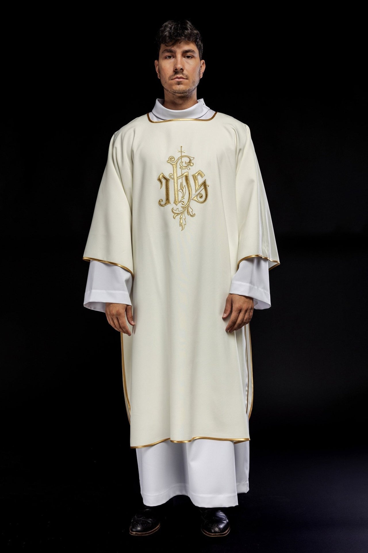 Dalmatyka Liturgiczna Ecru z Haftem IHS - Komplet ze Stułą - SZATYLITURGICZNE.PL