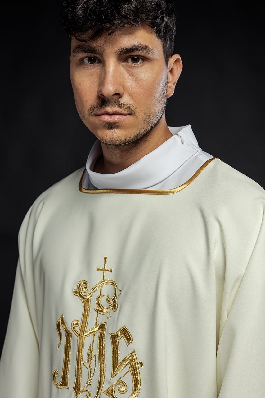 Dalmatyka Liturgiczna Ecru z Haftem IHS - Komplet ze Stułą - SZATYLITURGICZNE.PL