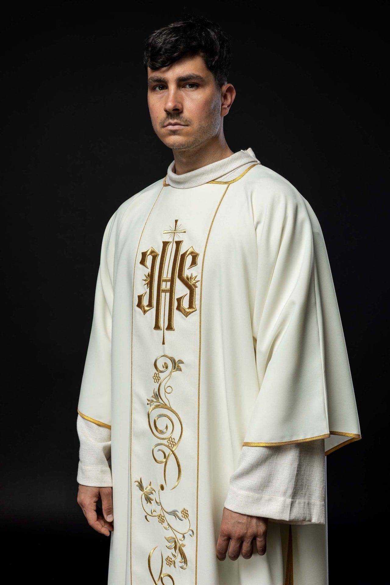 Dalmatyka Liturgiczna Ecru z Haftem IHS - Złota Lamówka - SZATYLITURGICZNE.PL