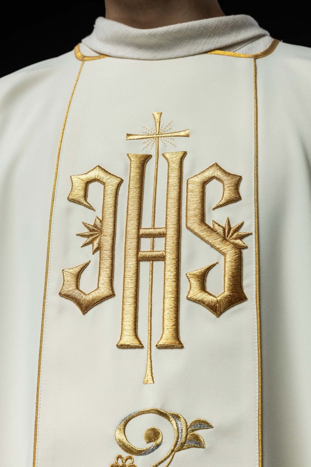 Dalmatyka Liturgiczna Ecru z Haftem IHS - Złota Lamówka - SZATYLITURGICZNE.PL
