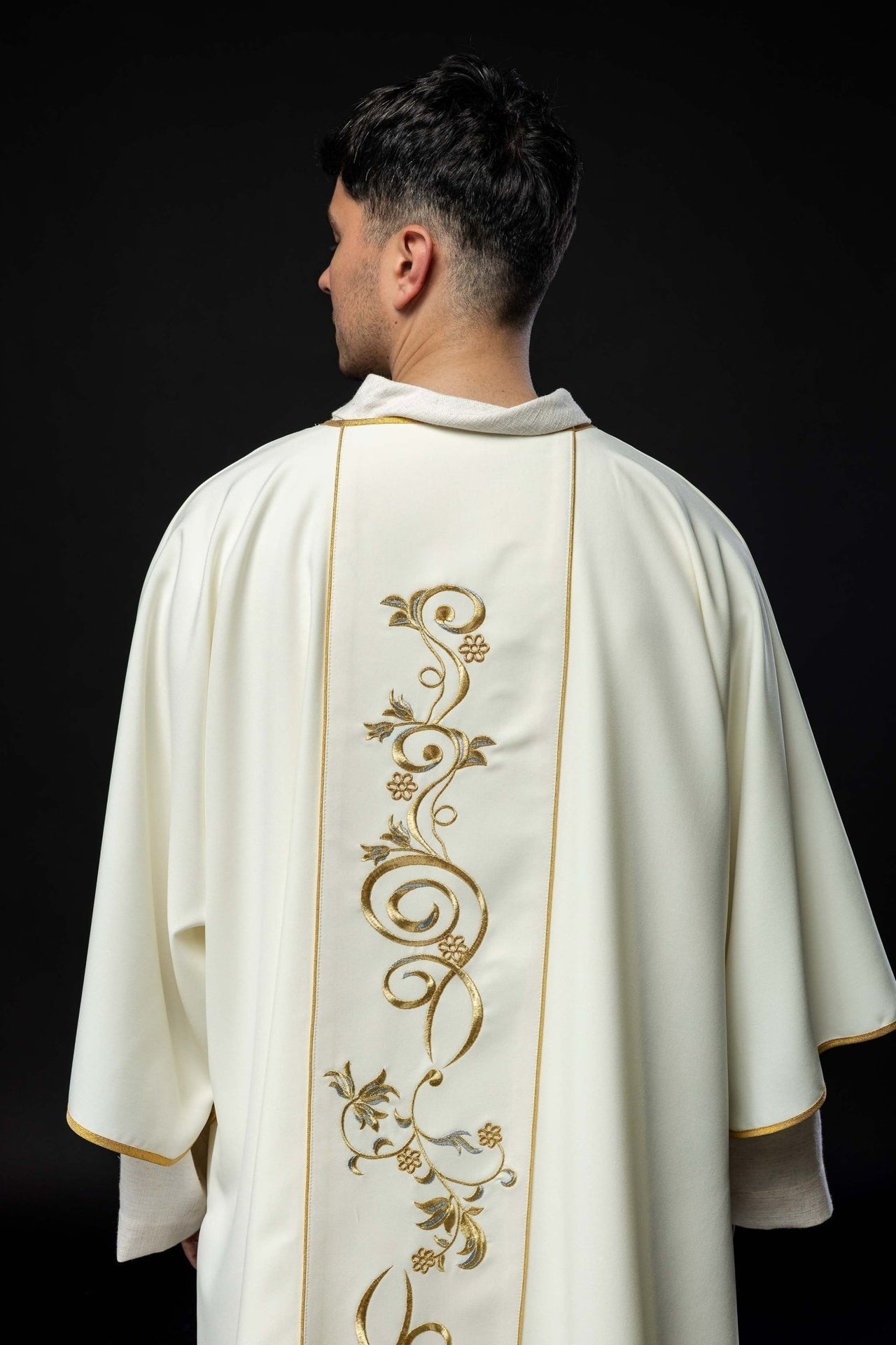 Dalmatyka Liturgiczna Ecru z Haftem IHS - Złota Lamówka - SZATYLITURGICZNE.PL