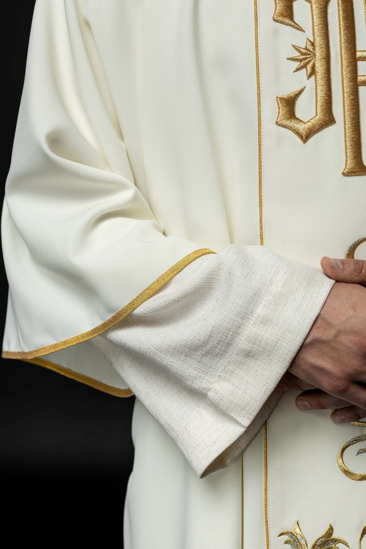 Dalmatyka Liturgiczna Ecru z Haftem IHS - Złota Lamówka - SZATYLITURGICZNE.PL