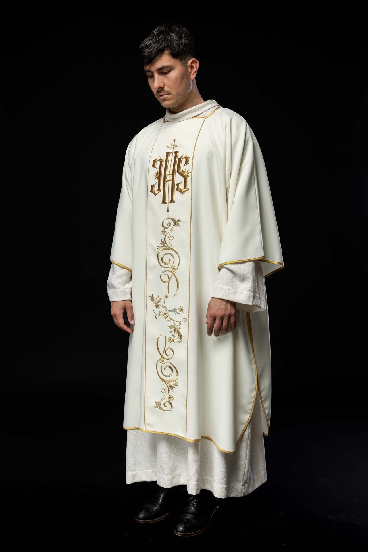 Dalmatyka Liturgiczna Ecru z Haftem IHS - Złota Lamówka - SZATYLITURGICZNE.PL