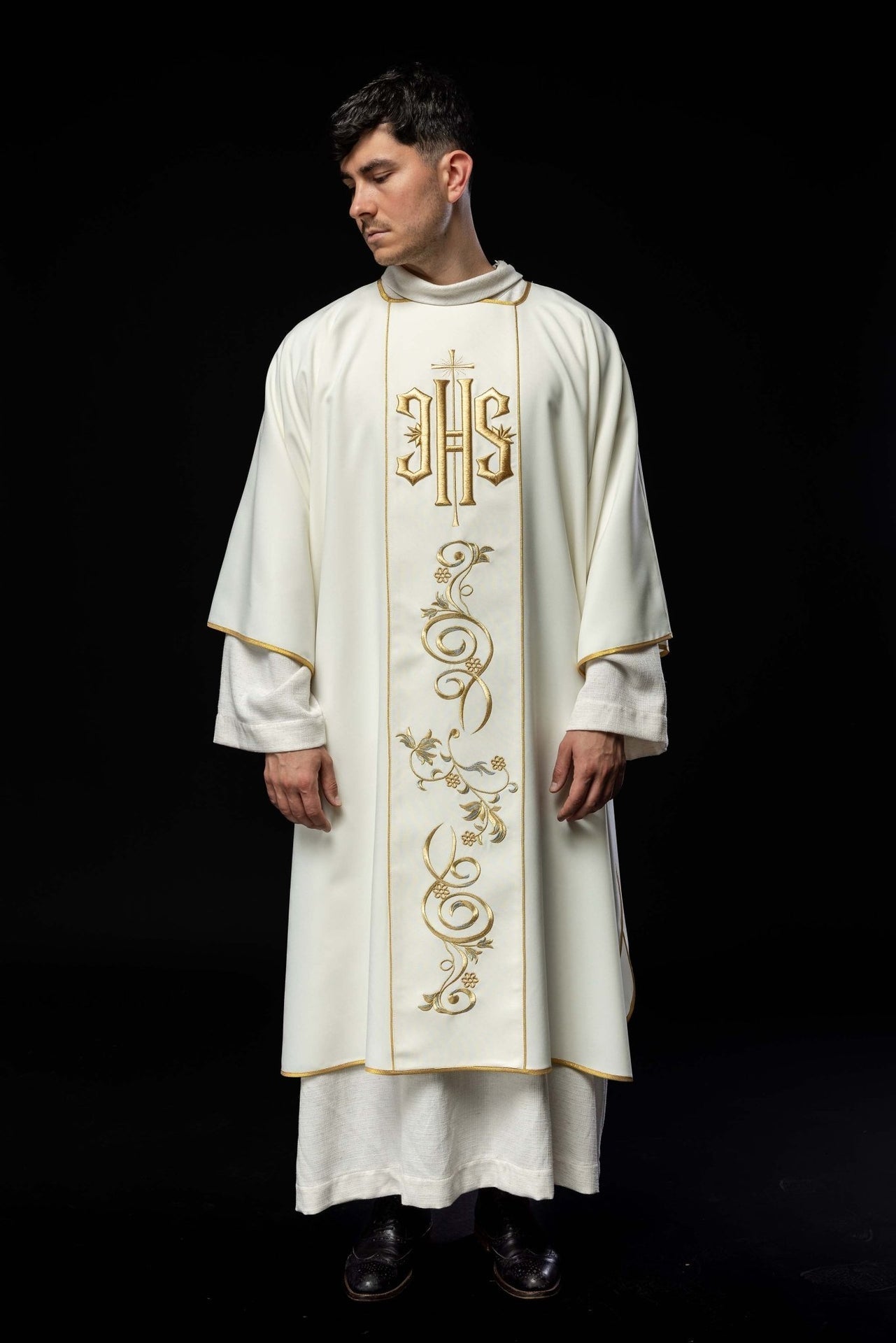 Dalmatyka Liturgiczna Ecru z Haftem IHS - Złota Lamówka - SZATYLITURGICZNE.PL