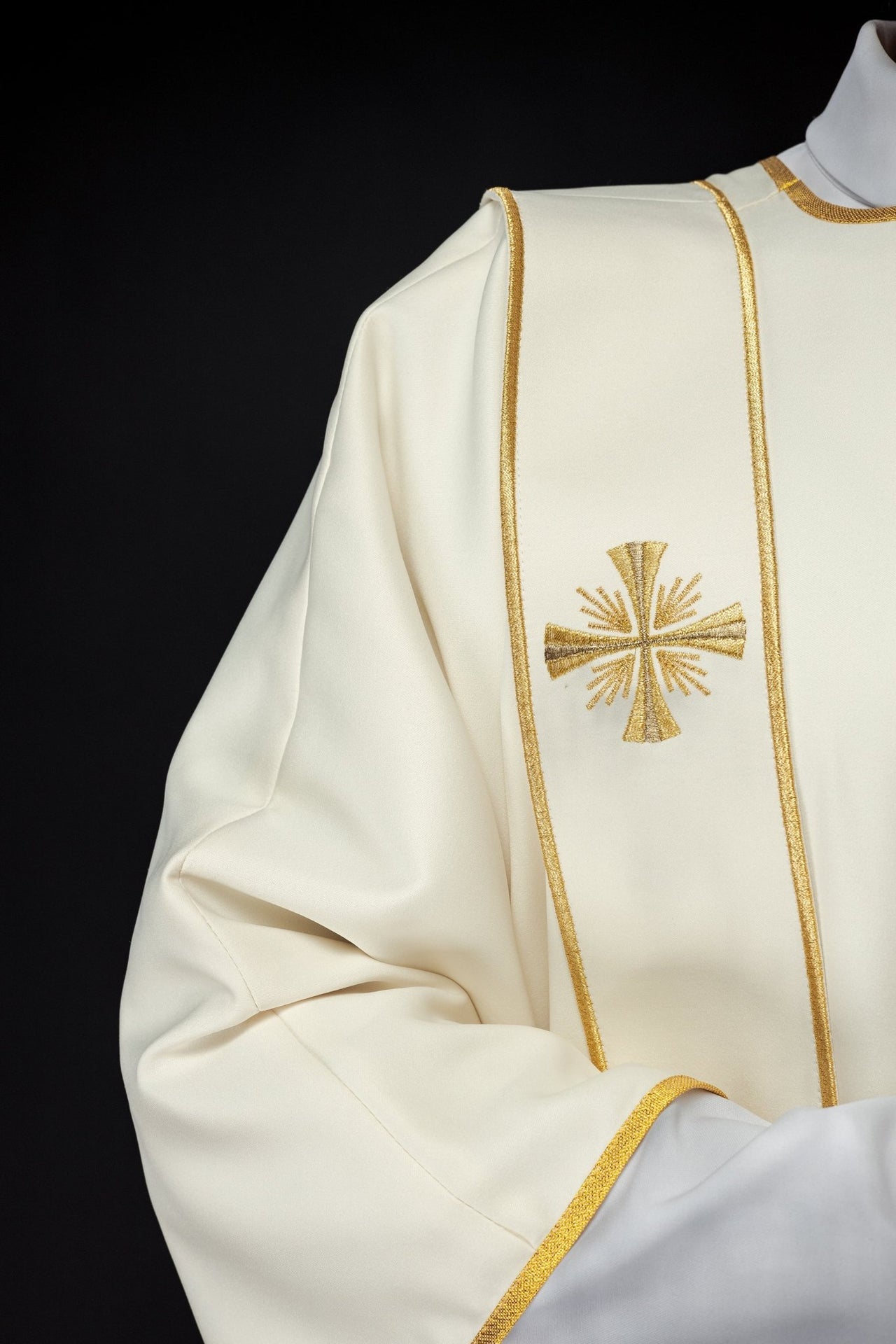 Dalmatyka Liturgiczna Ecru z Haftowanymi Złotymi Krzyżami i Pasami - SZATYLITURGICZNE.PL