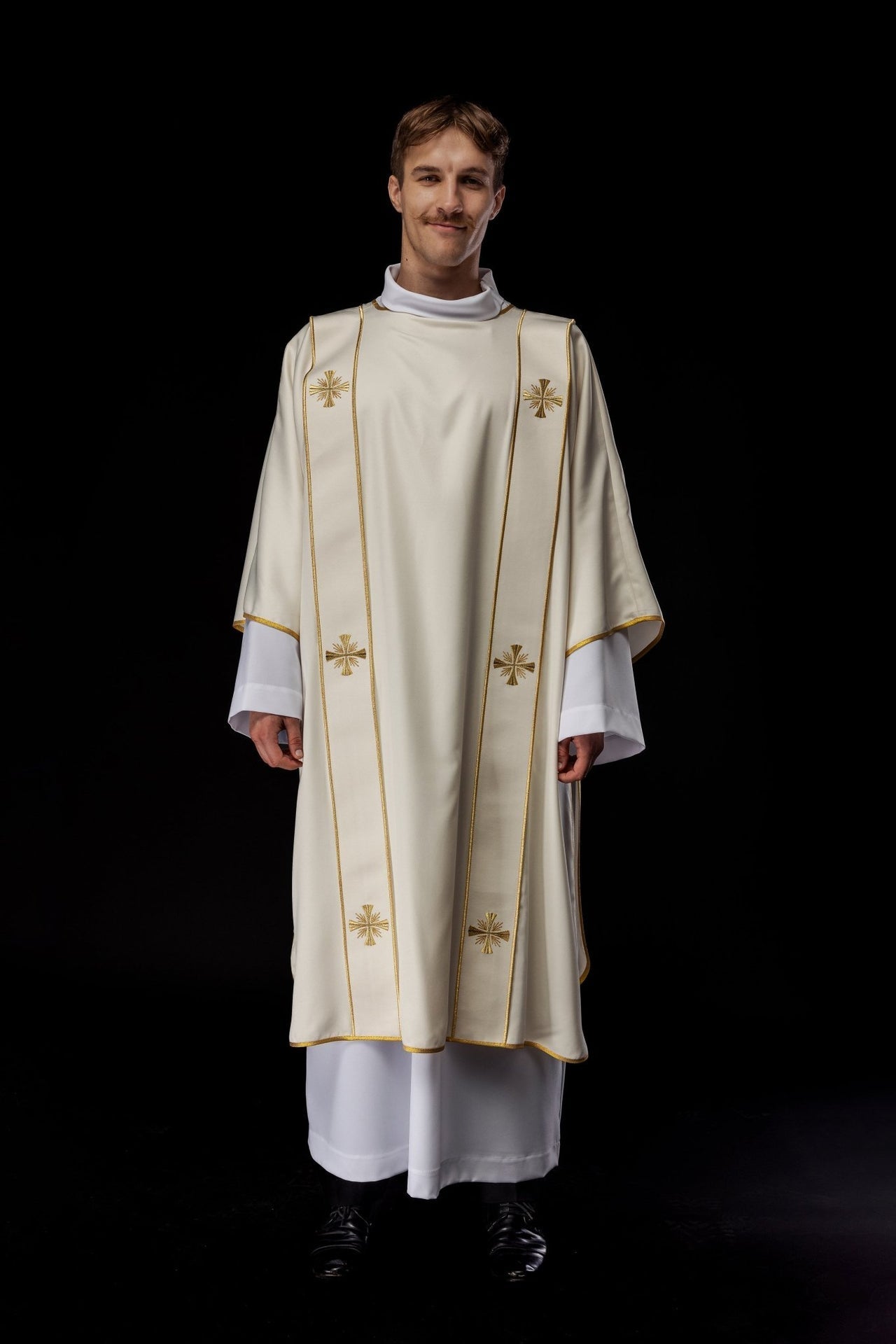 Dalmatyka Liturgiczna Ecru z Haftowanymi Złotymi Krzyżami i Pasami - SZATYLITURGICZNE.PL