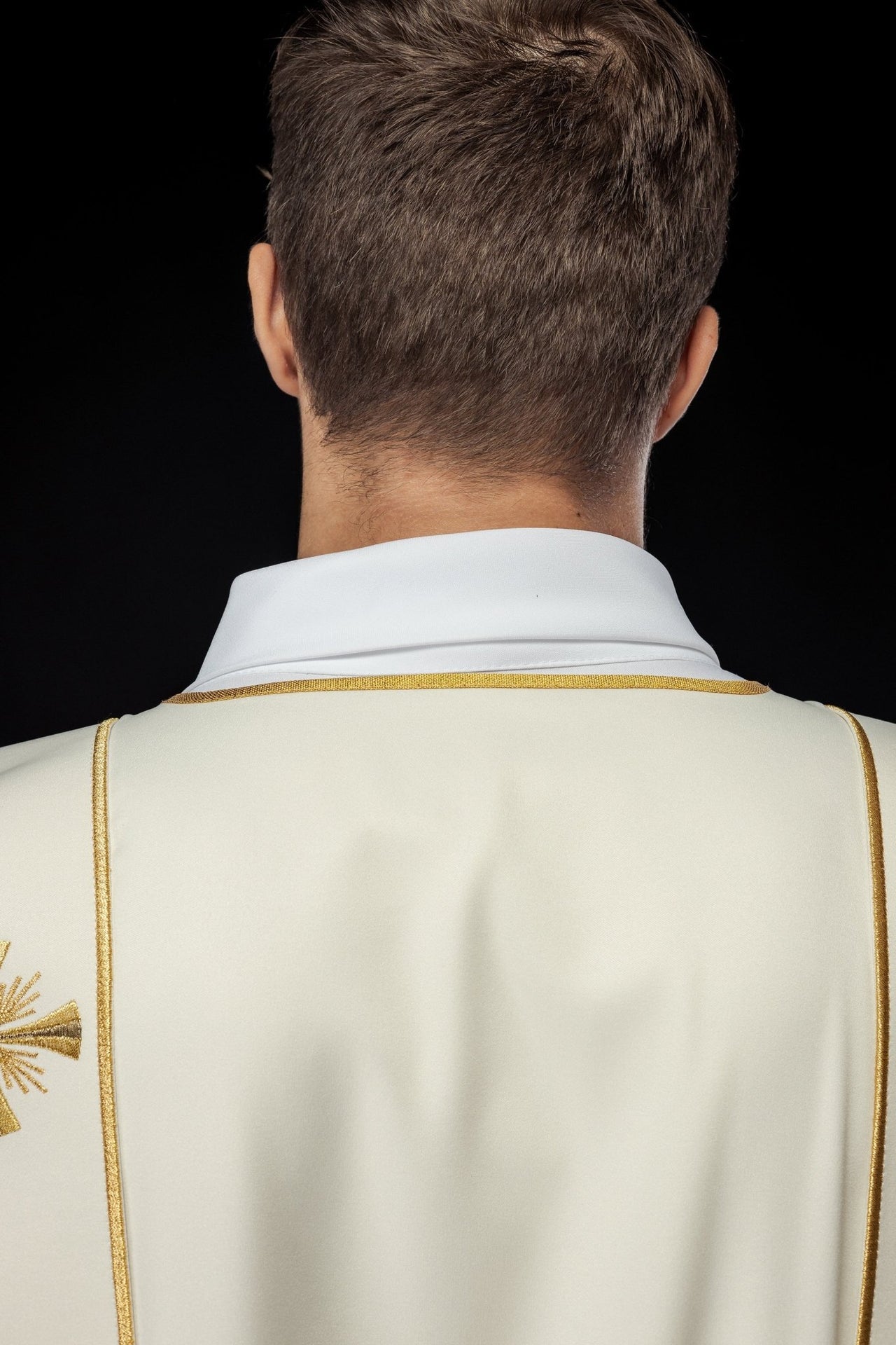 Dalmatyka Liturgiczna Ecru z Haftowanymi Złotymi Krzyżami i Pasami - SZATYLITURGICZNE.PL