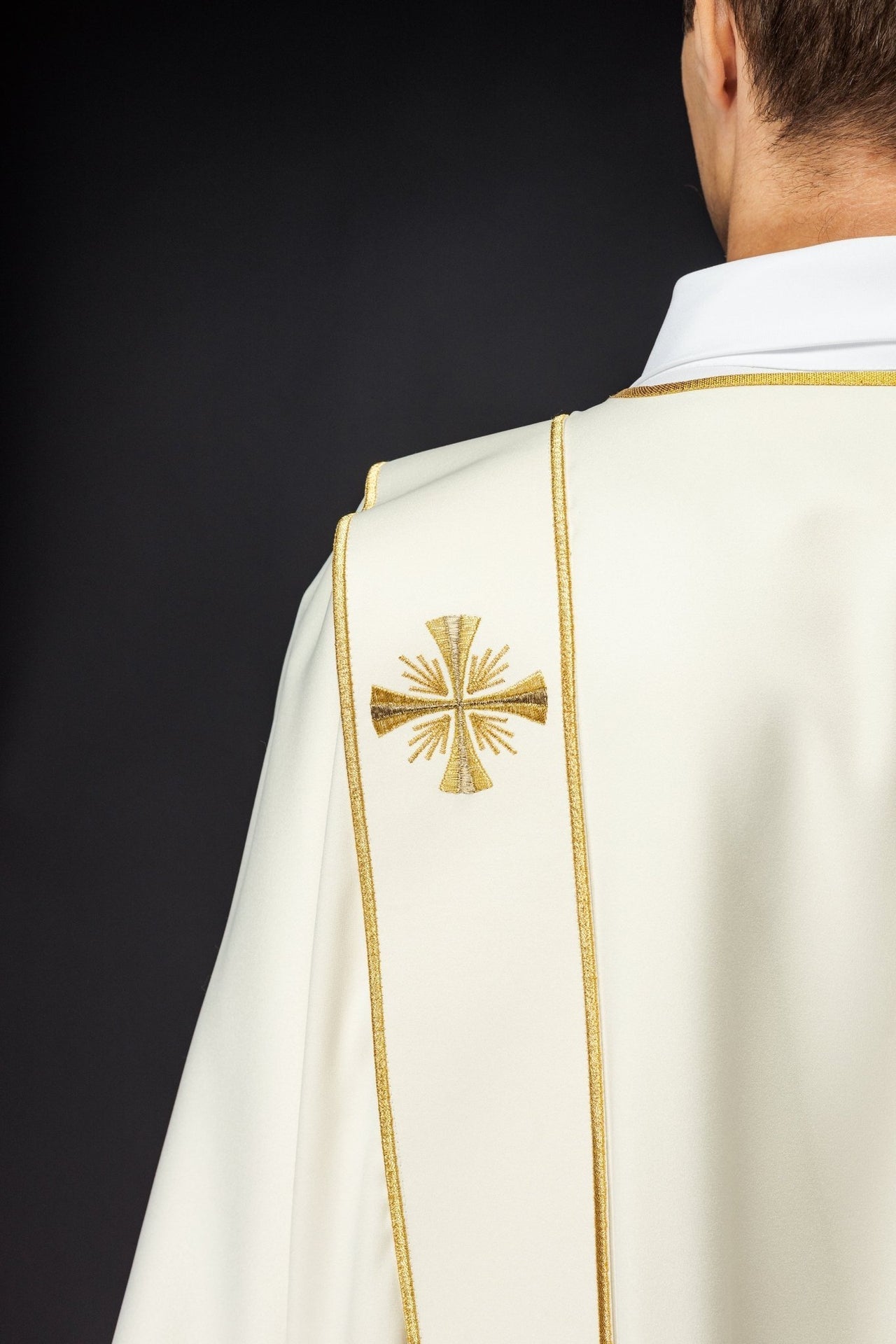 Dalmatyka Liturgiczna Ecru z Haftowanymi Złotymi Krzyżami i Pasami - SZATYLITURGICZNE.PL