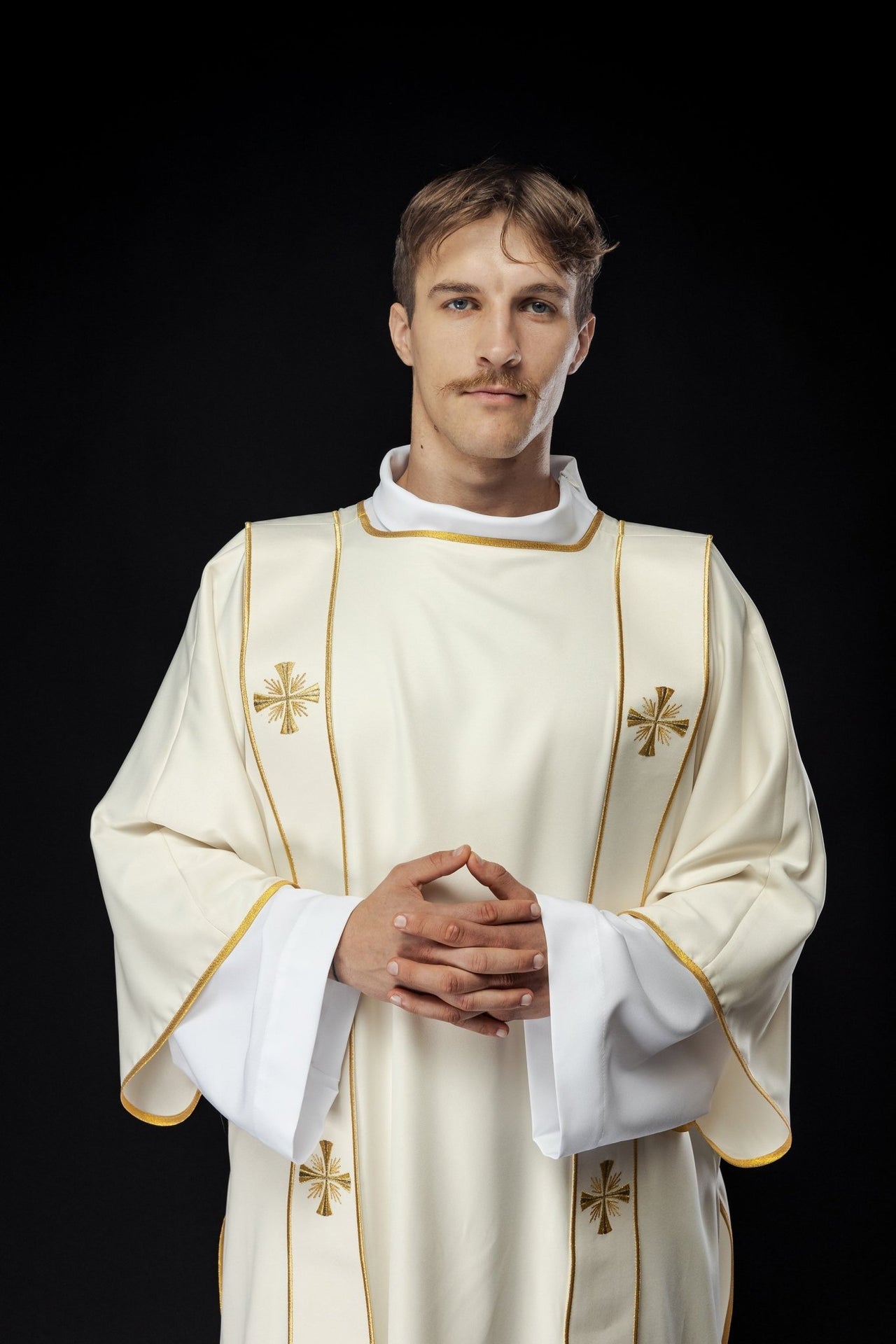 Dalmatyka Liturgiczna Ecru z Haftowanymi Złotymi Krzyżami i Pasami - SZATYLITURGICZNE.PL