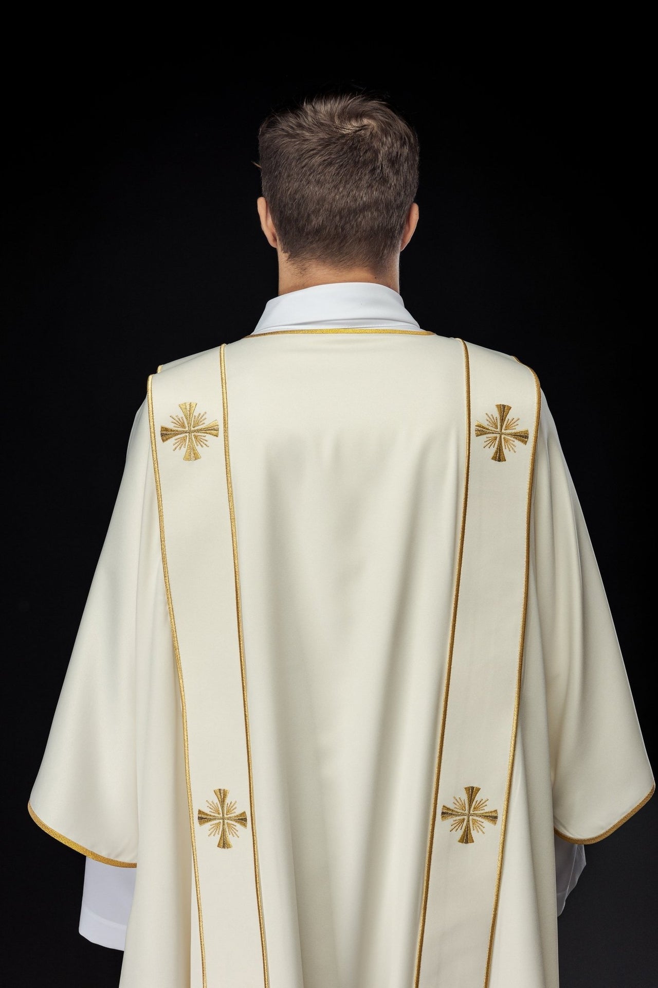 Dalmatyka Liturgiczna Ecru z Haftowanymi Złotymi Krzyżami i Pasami - SZATYLITURGICZNE.PL