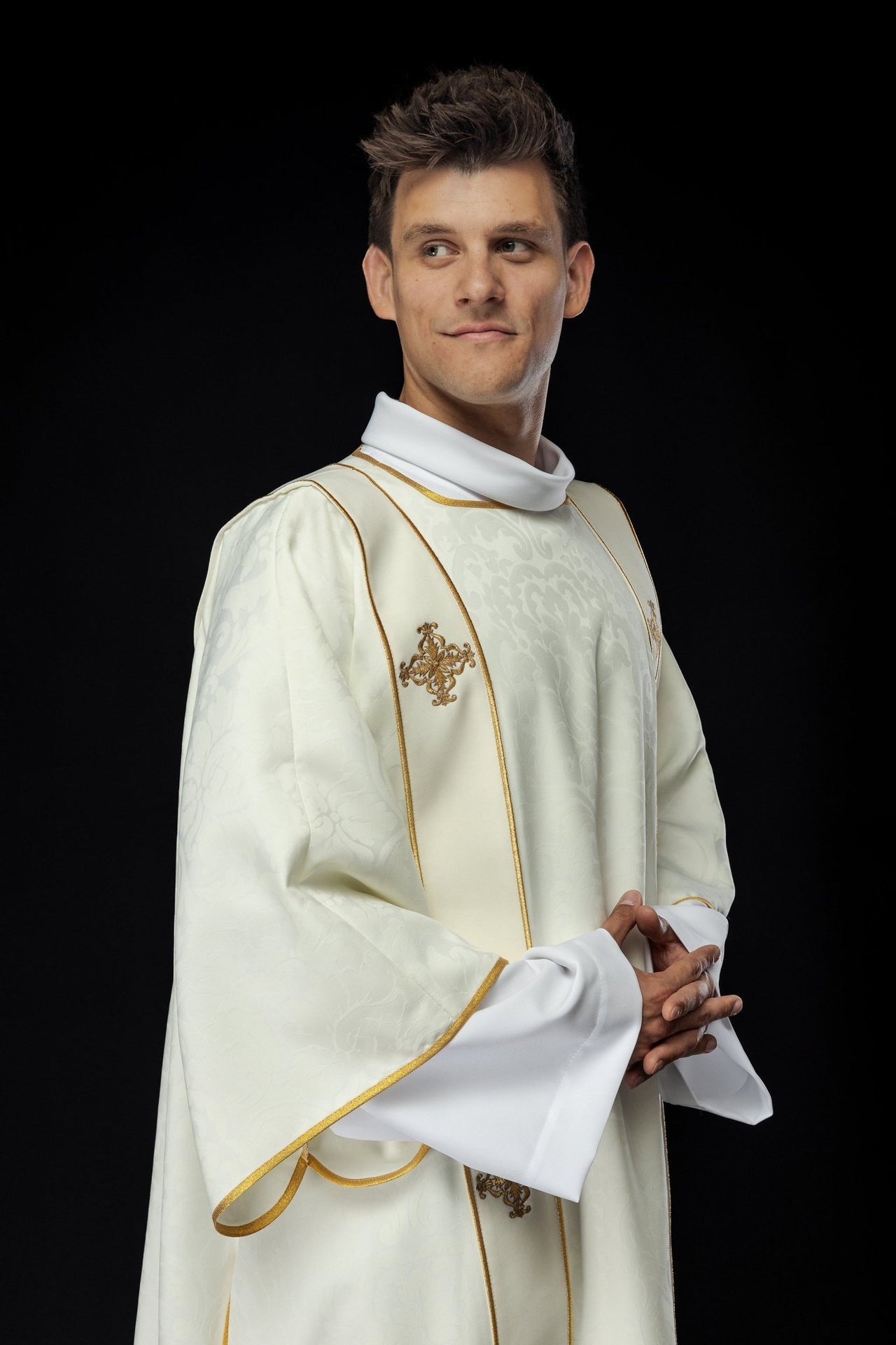 Dalmatyka Liturgiczna Ecru ze Złotym Krzyżem - Haftowana - SZATYLITURGICZNE.PL