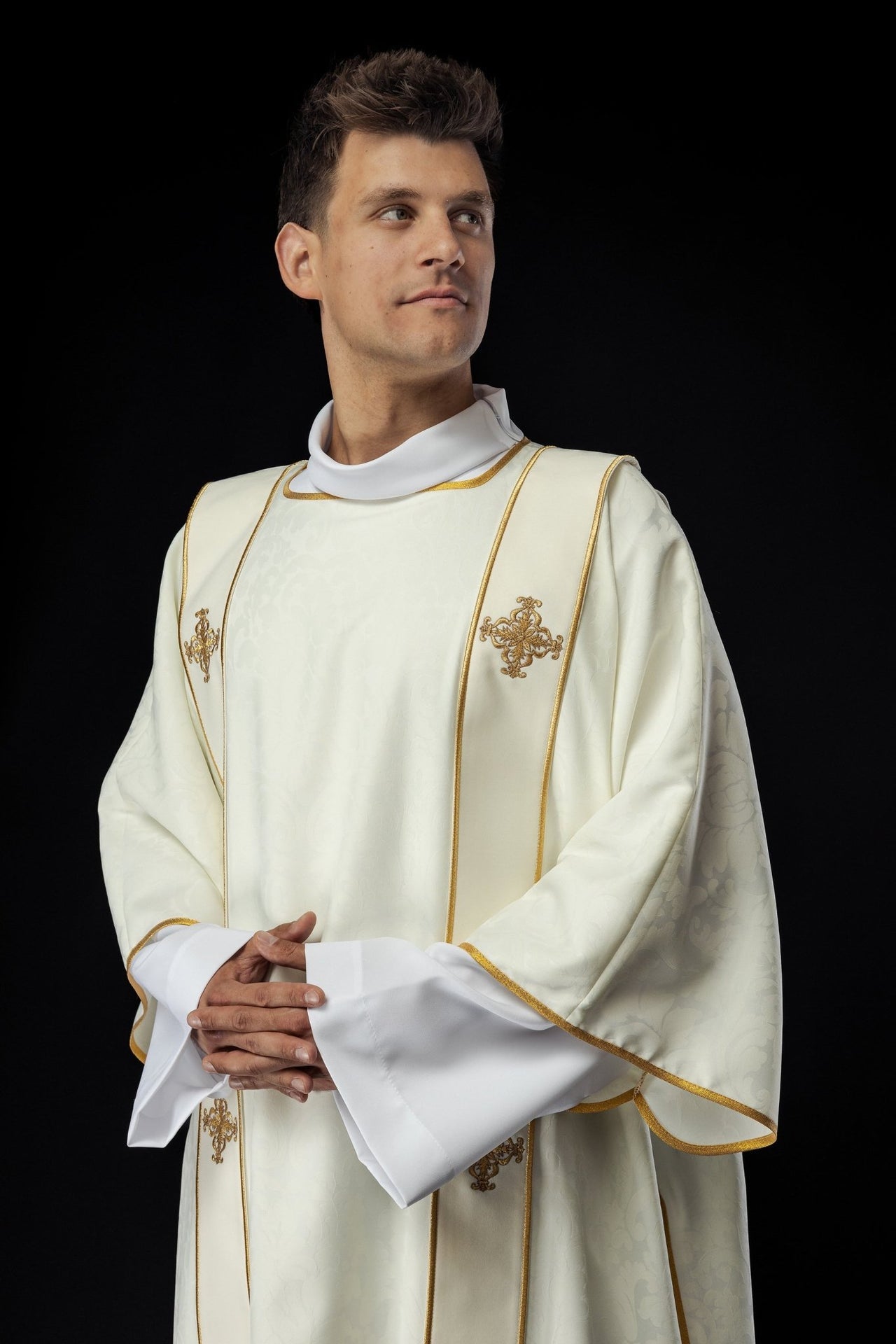 Dalmatyka Liturgiczna Ecru ze Złotym Krzyżem - Haftowana - SZATYLITURGICZNE.PL