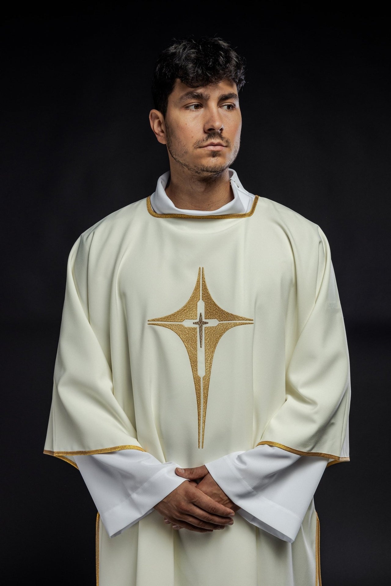 Dalmatyka Liturgiczna Ecru ze Złotym Krzyżem Haftowanym - SZATYLITURGICZNE.PL