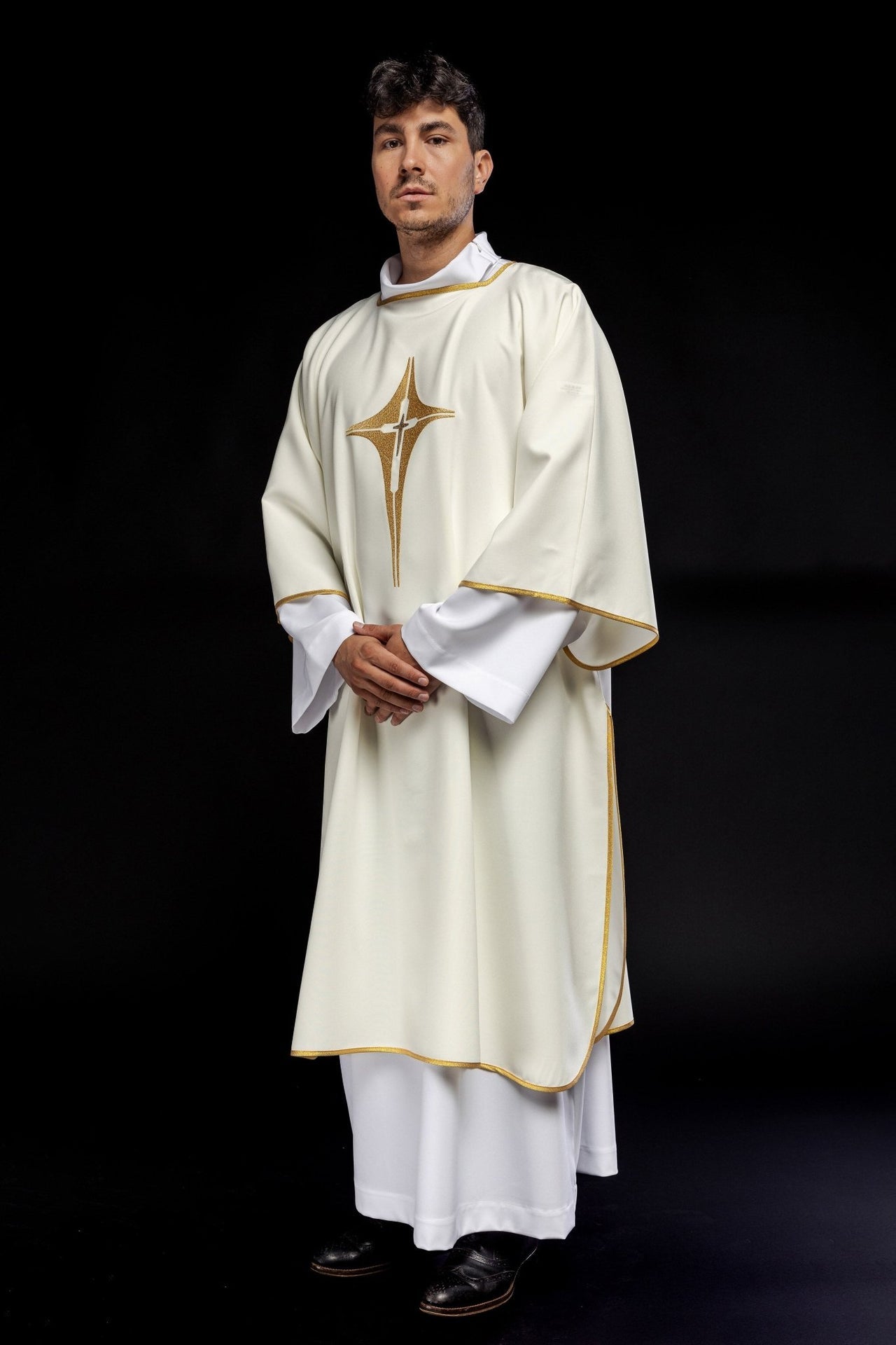Dalmatyka Liturgiczna Ecru ze Złotym Krzyżem Haftowanym - SZATYLITURGICZNE.PL