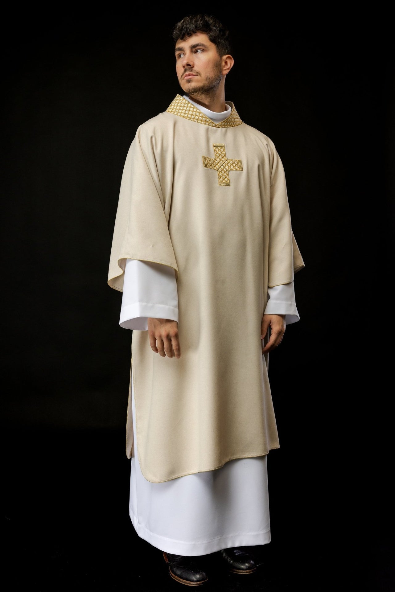 Dalmatyka Liturgiczna Ecru ze Złotymi Krzyżami - Polska Produkcja - SZATYLITURGICZNE.PL