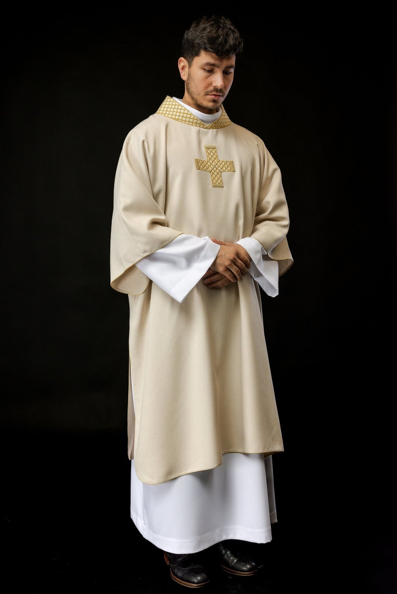 Dalmatyka Liturgiczna Ecru ze Złotymi Krzyżami - Polska Produkcja - SZATYLITURGICZNE.PL