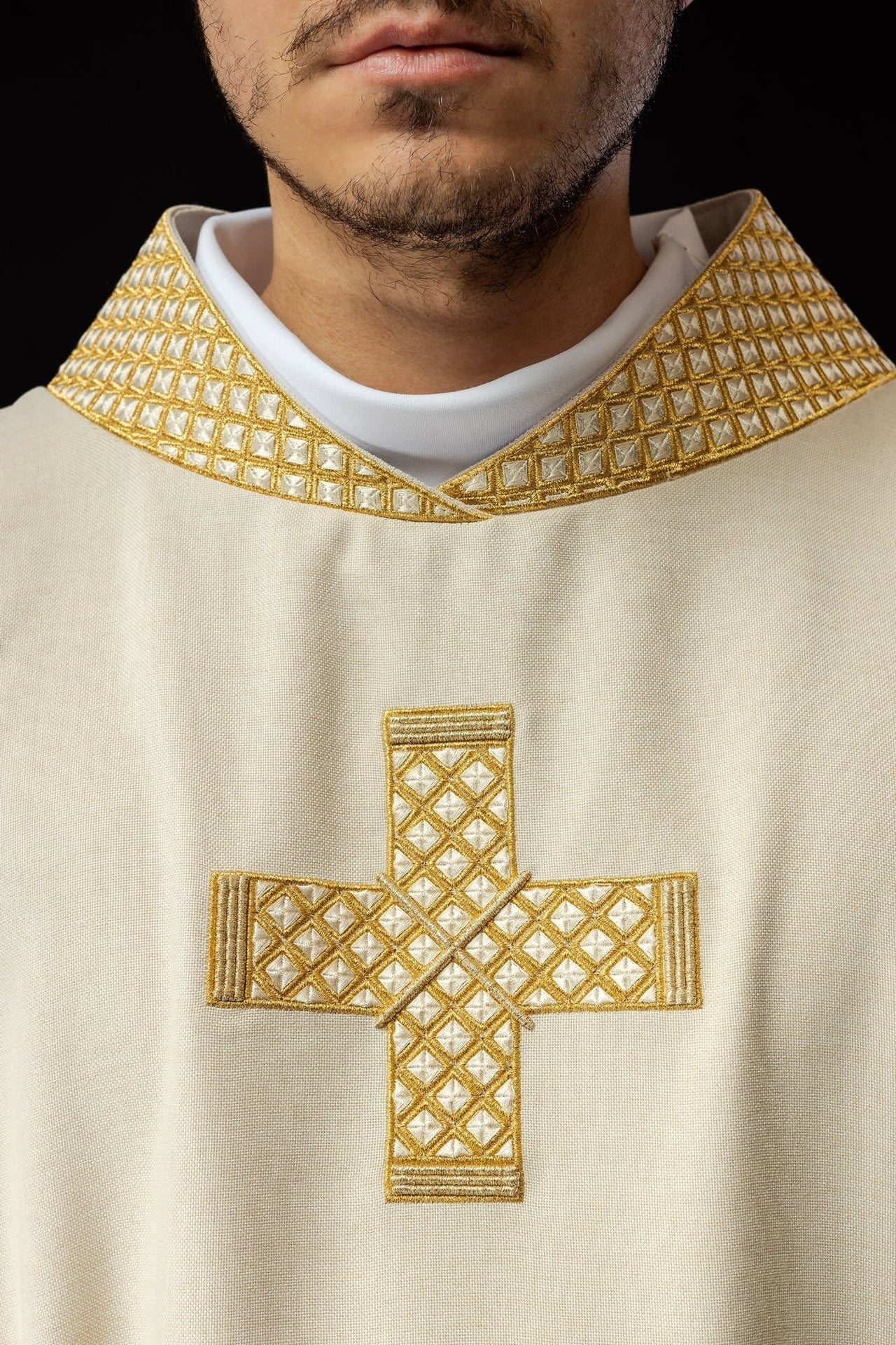 Dalmatyka Liturgiczna Ecru ze Złotymi Krzyżami - Polska Produkcja - SZATYLITURGICZNE.PL