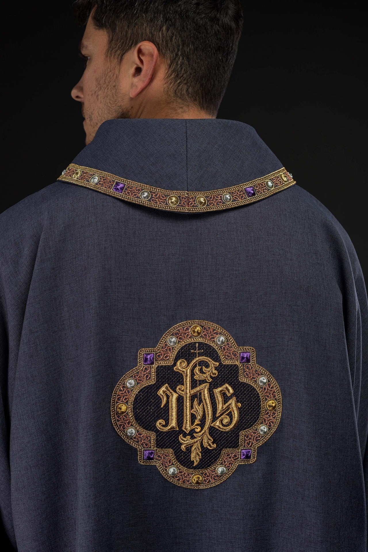 Dalmatyka Liturgiczna Fioletowa IHS - Elegancki Haft i Polska Produkcja - SZATYLITURGICZNE.PL