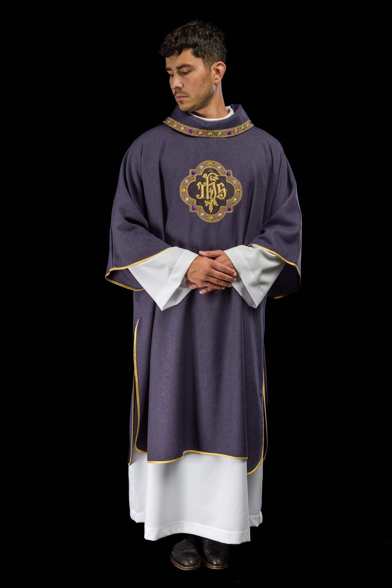Dalmatyka Liturgiczna Fioletowa IHS - Elegancki Haft i Polska Produkcja - SZATYLITURGICZNE.PL
