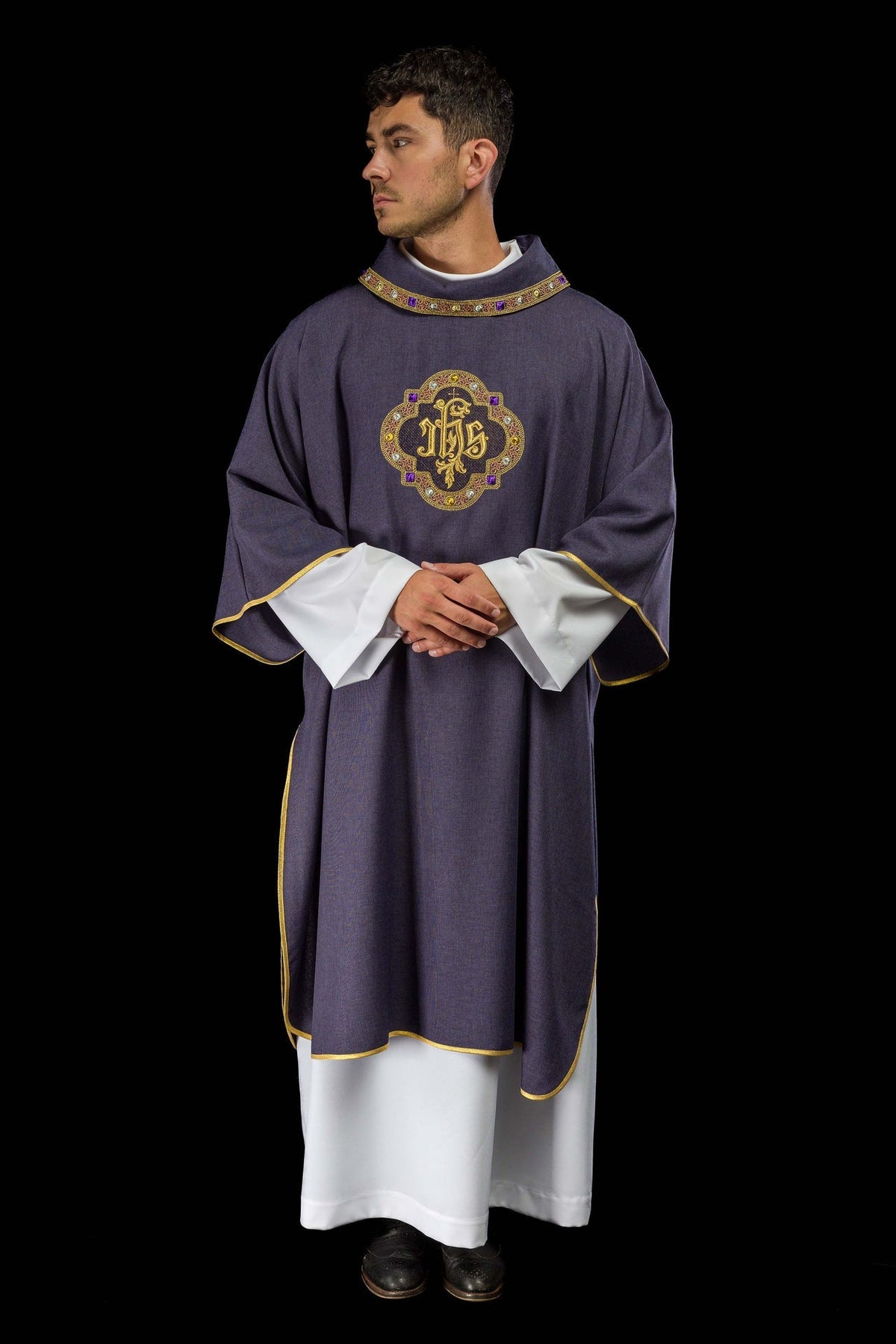 Dalmatyka Liturgiczna Fioletowa IHS - Elegancki Haft i Polska Produkcja - SZATYLITURGICZNE.PL