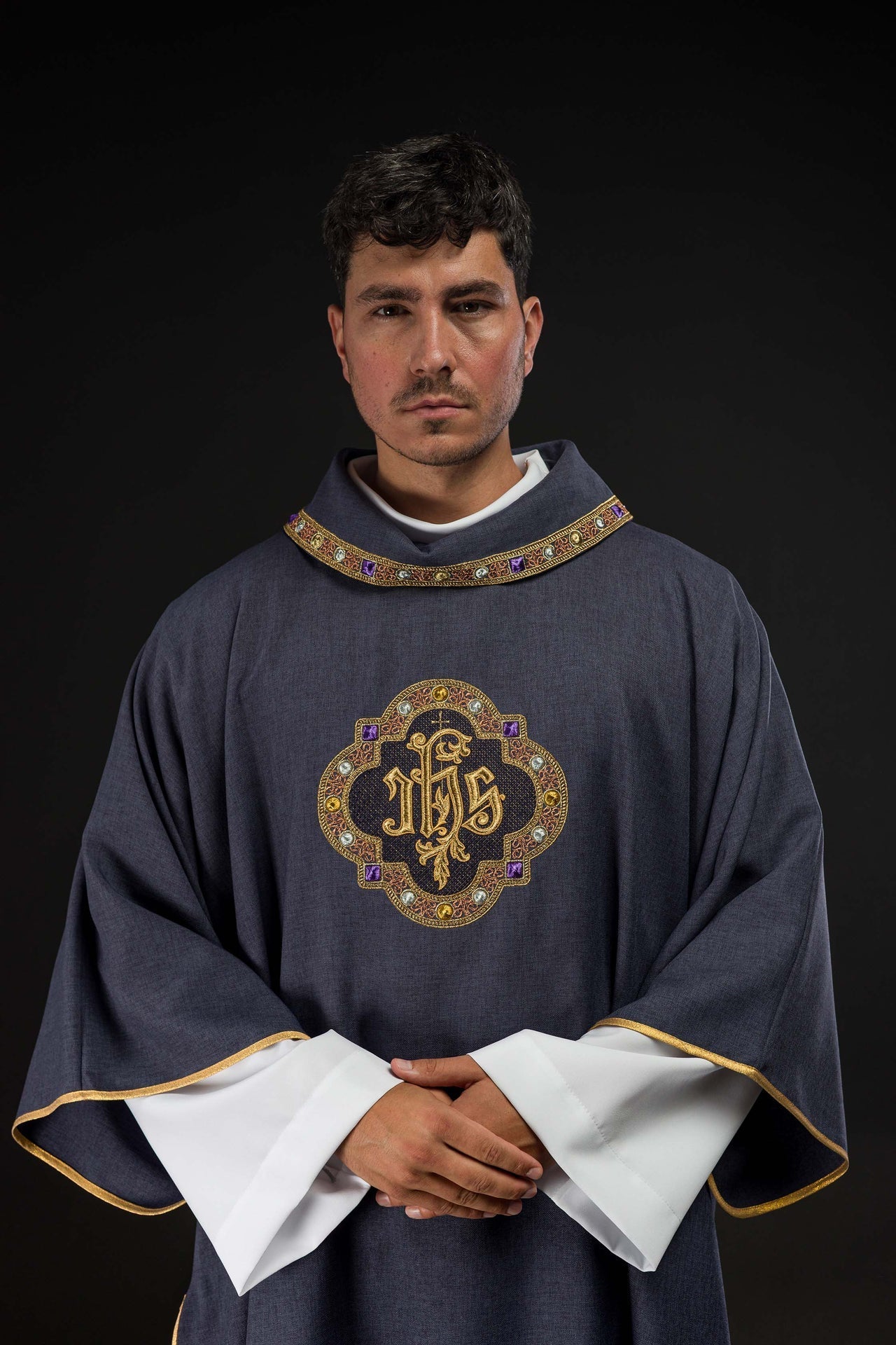 Dalmatyka Liturgiczna Fioletowa IHS - Elegancki Haft i Polska Produkcja - SZATYLITURGICZNE.PL