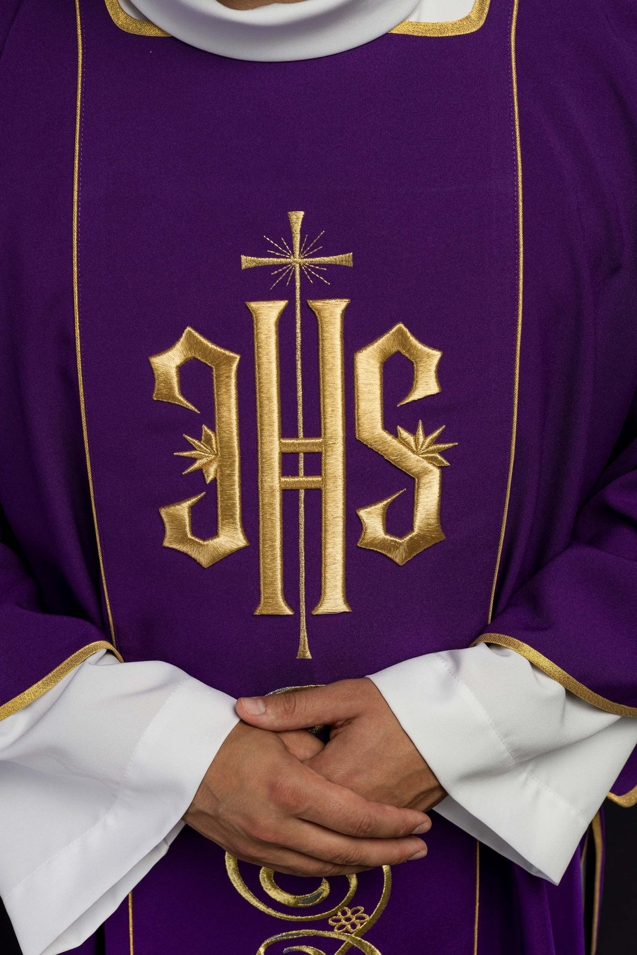Dalmatyka Liturgiczna Fioletowa z Haftem IHS i Złotą Lamówką - SZATYLITURGICZNE.PL