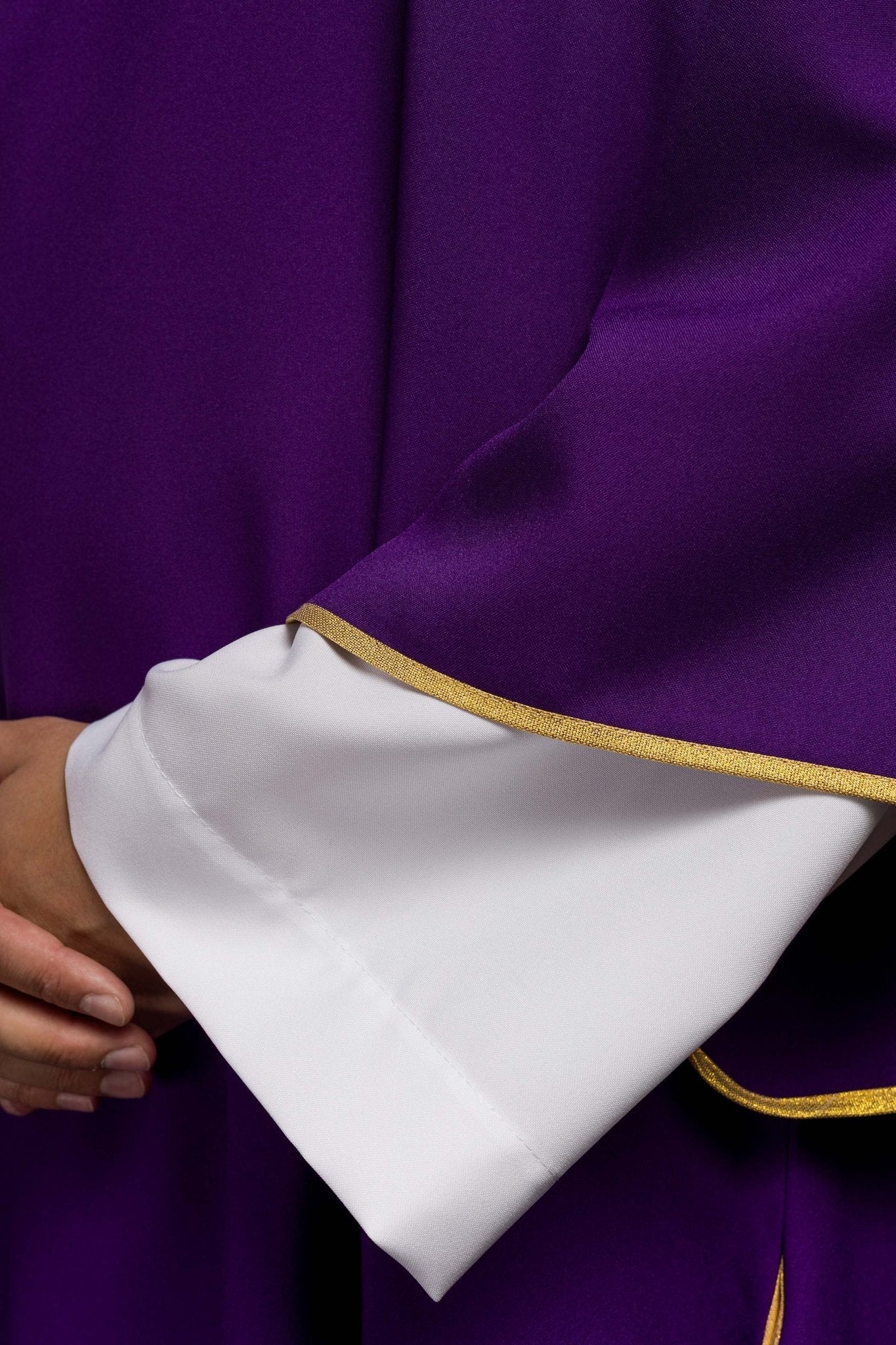 Dalmatyka Liturgiczna Fioletowa ze Złotą Lamówką - Komplet ze Stułą - SZATYLITURGICZNE.PL