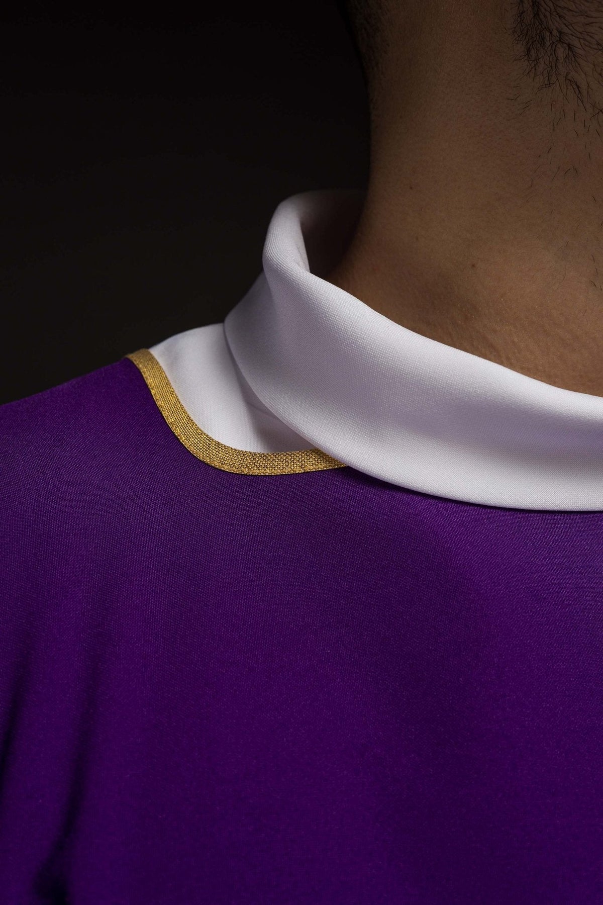 Dalmatyka Liturgiczna Fioletowa ze Złotą Lamówką - Komplet ze Stułą - SZATYLITURGICZNE.PL