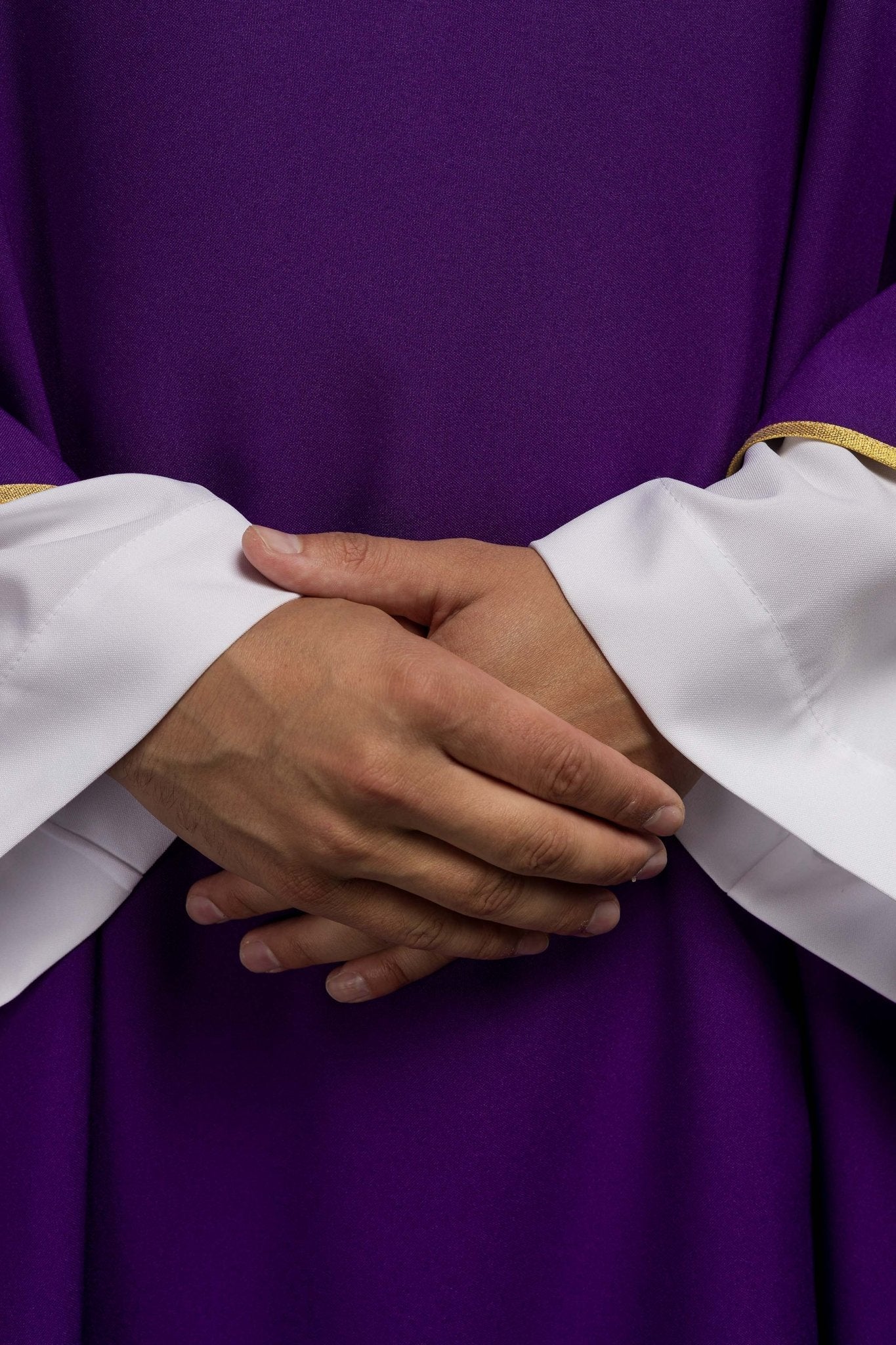 Dalmatyka Liturgiczna Fioletowa ze Złotą Lamówką - Komplet ze Stułą - SZATYLITURGICZNE.PL