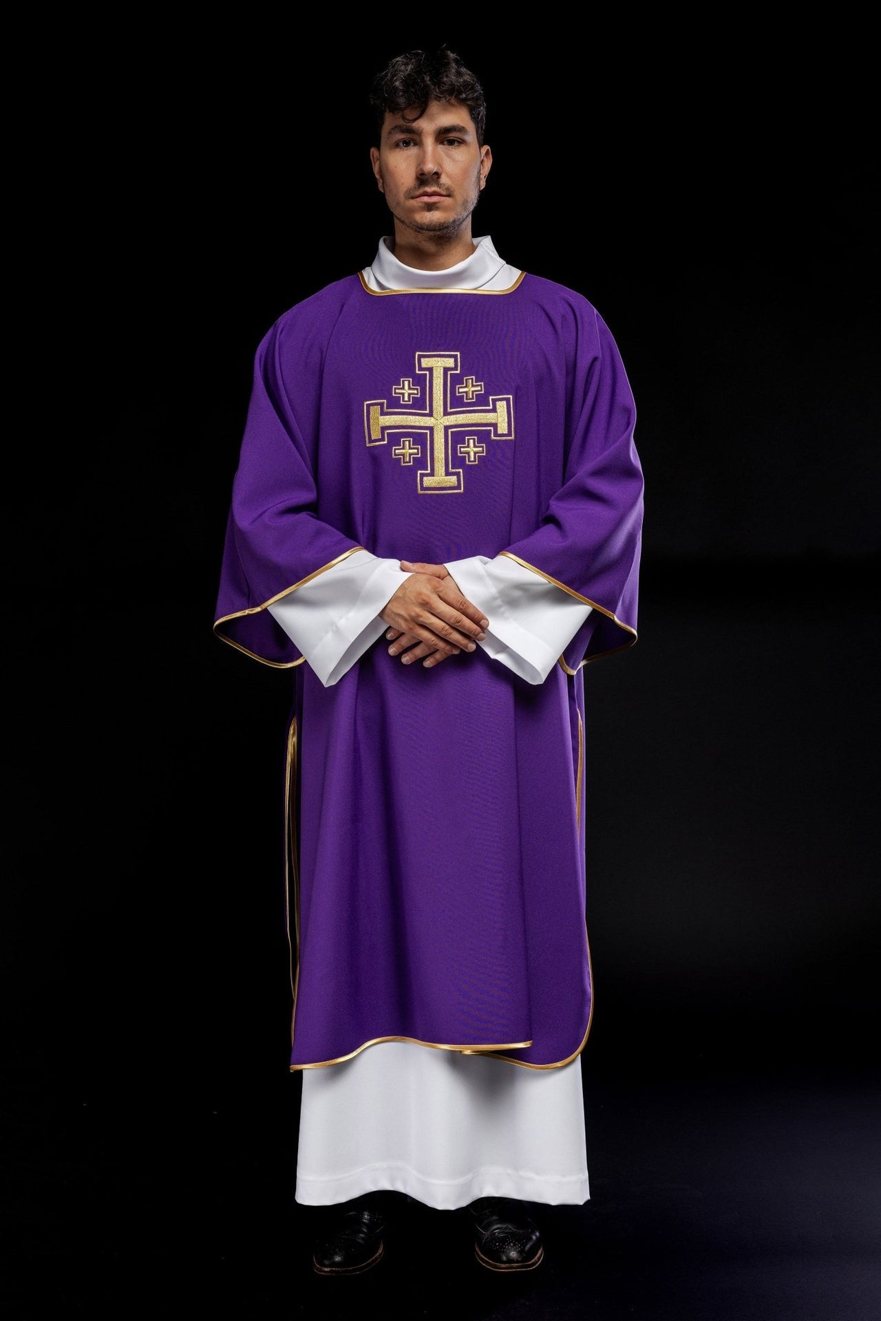 Dalmatyka Liturgiczna Fioletowa ze Złotym Krzyżem - Komplet ze Stułą - SZATYLITURGICZNE.PL