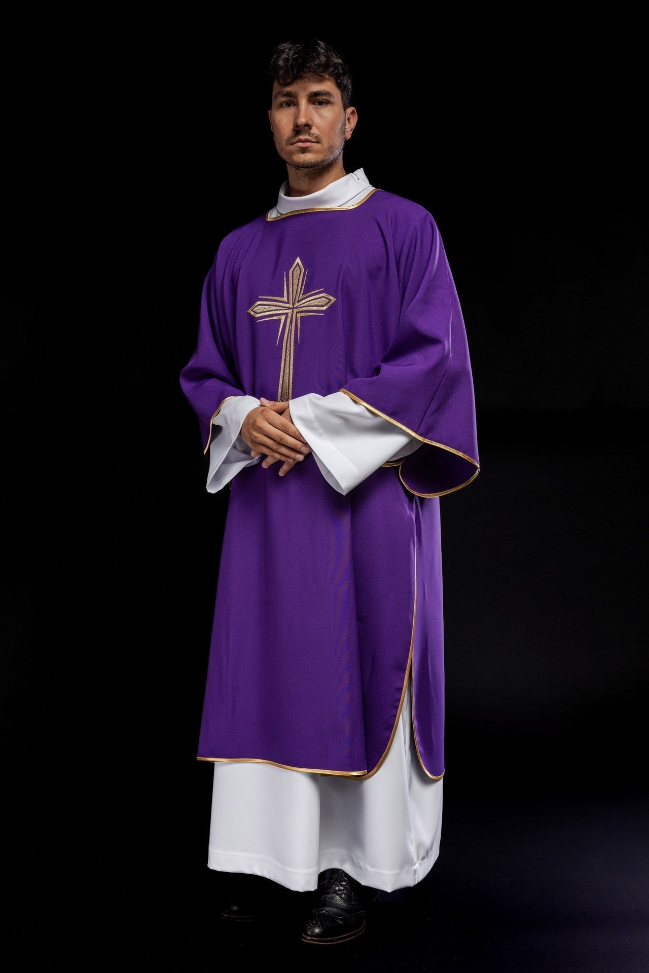 Dalmatyka Liturgiczna Fioletowa ze Złotym Krzyżem - Komplet ze Stułą - SZATYLITURGICZNE.PL