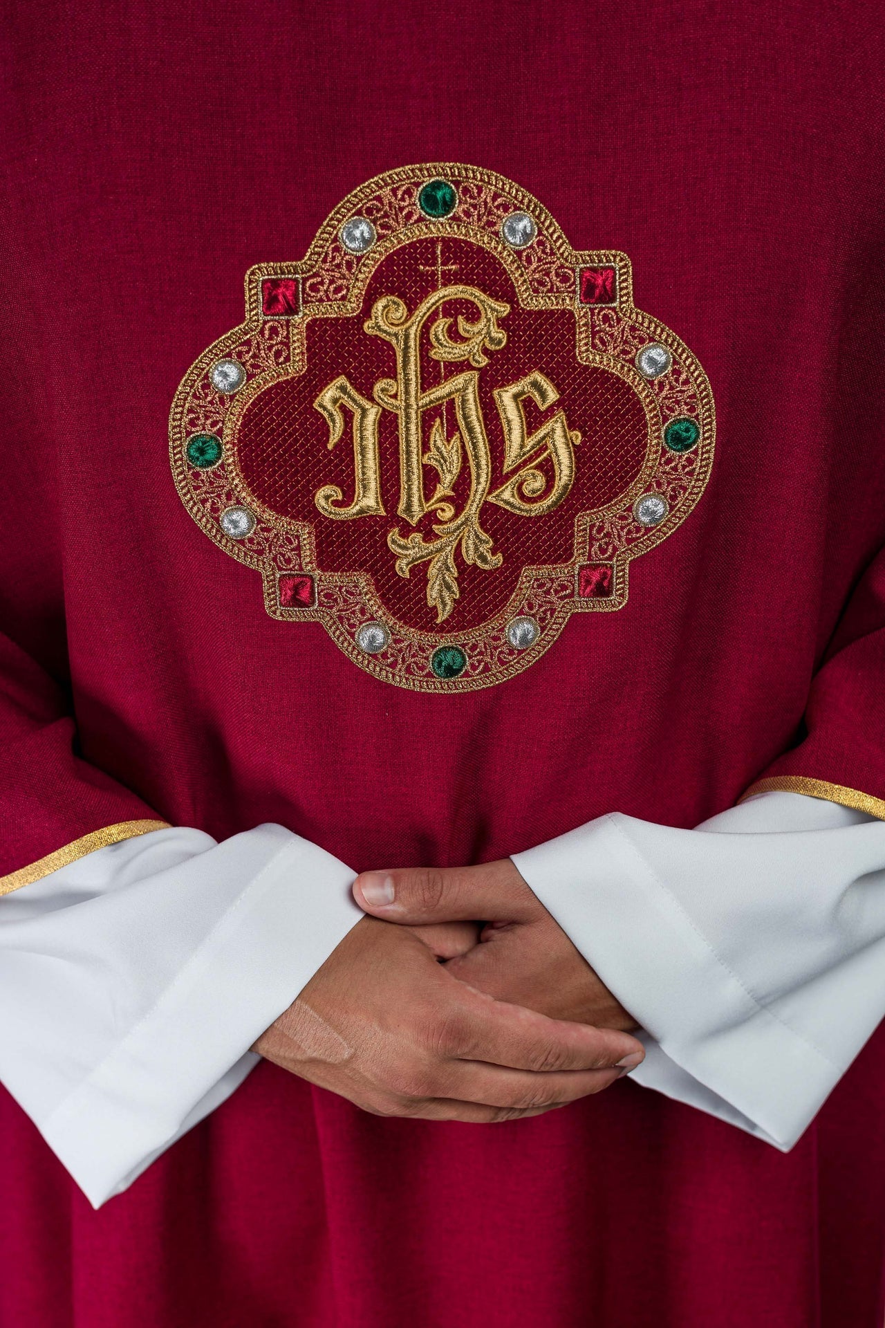 Dalmatyka Liturgiczna IHS Czerwona z Haftowaną Lamówką - Polska Produkcja - SZATYLITURGICZNE.PL