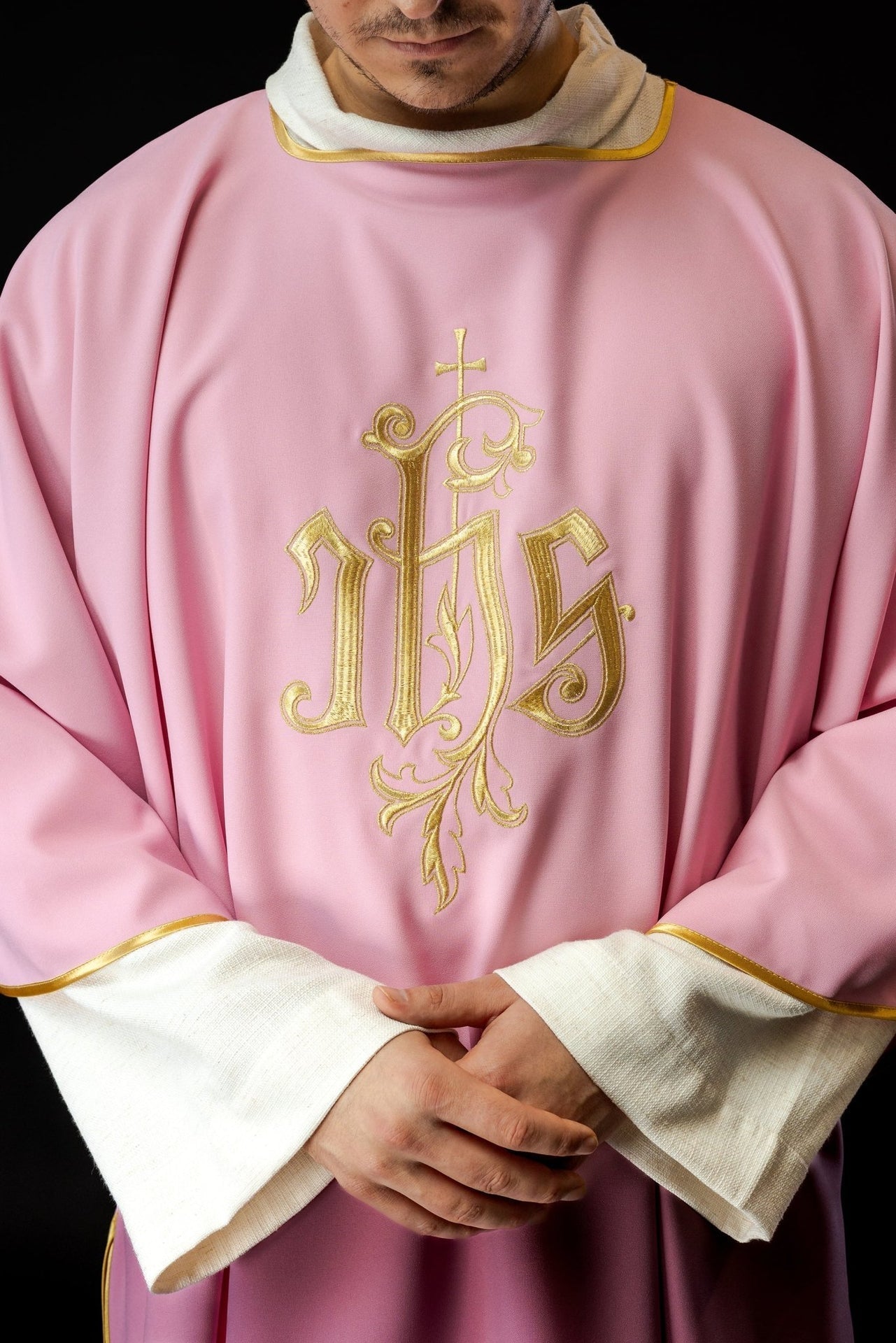 Dalmatyka Liturgiczna Różowa Haft IHS Złota Lamówka - SZATYLITURGICZNE.PL