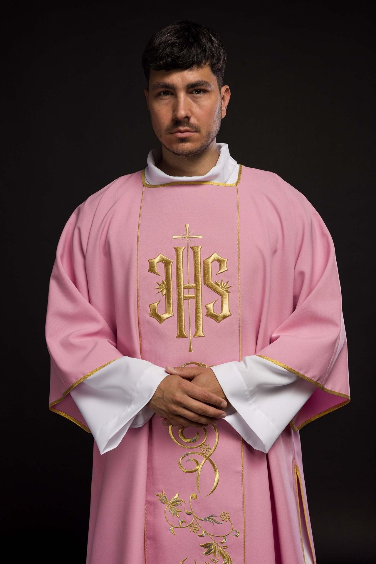 Dalmatyka Liturgiczna Różowa z Haftem IHS - Stuła w Komplecie - SZATYLITURGICZNE.PL