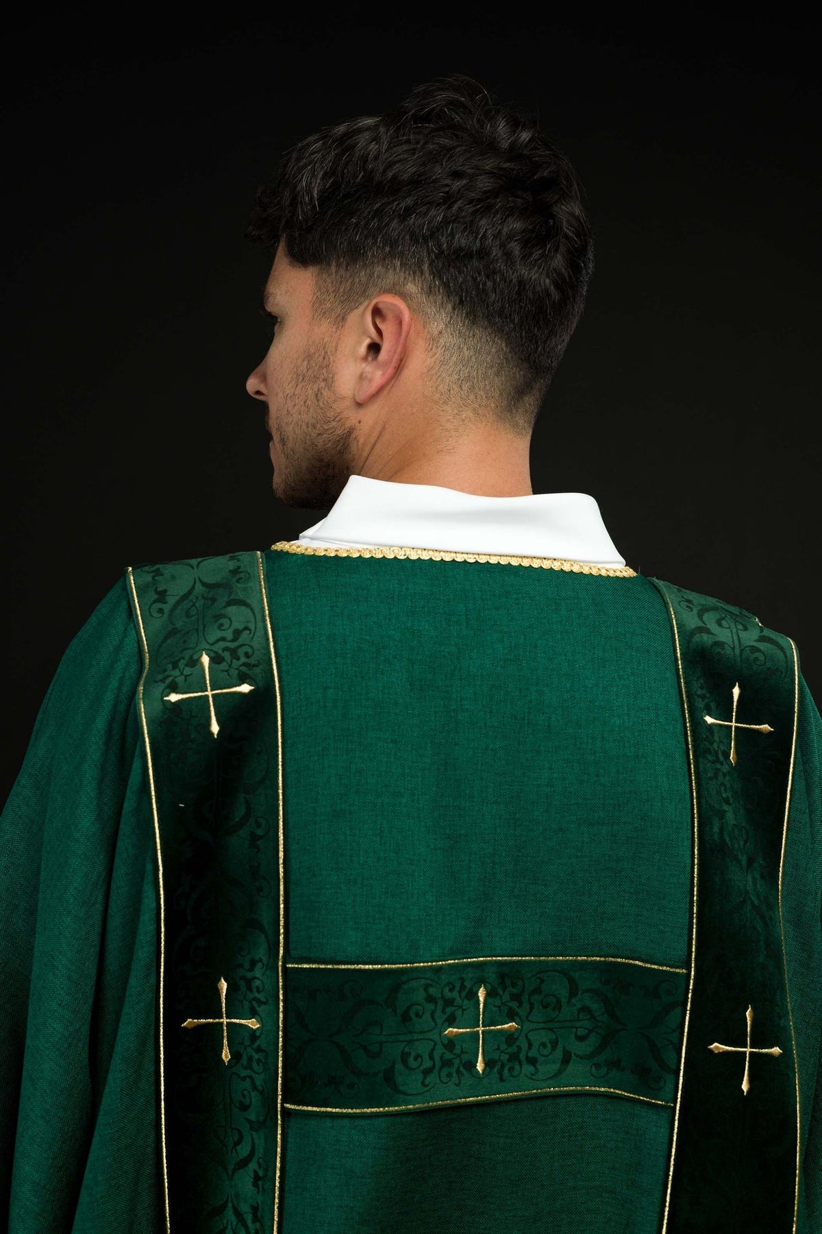 Dalmatyka Liturgiczna Zielona z Aksamitnymi Pasami i Złotym Krzyżem - SZATYLITURGICZNE.PL
