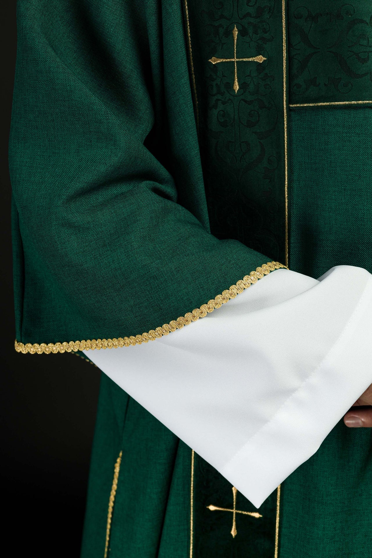 Dalmatyka Liturgiczna Zielona z Aksamitnymi Pasami i Złotym Krzyżem - SZATYLITURGICZNE.PL
