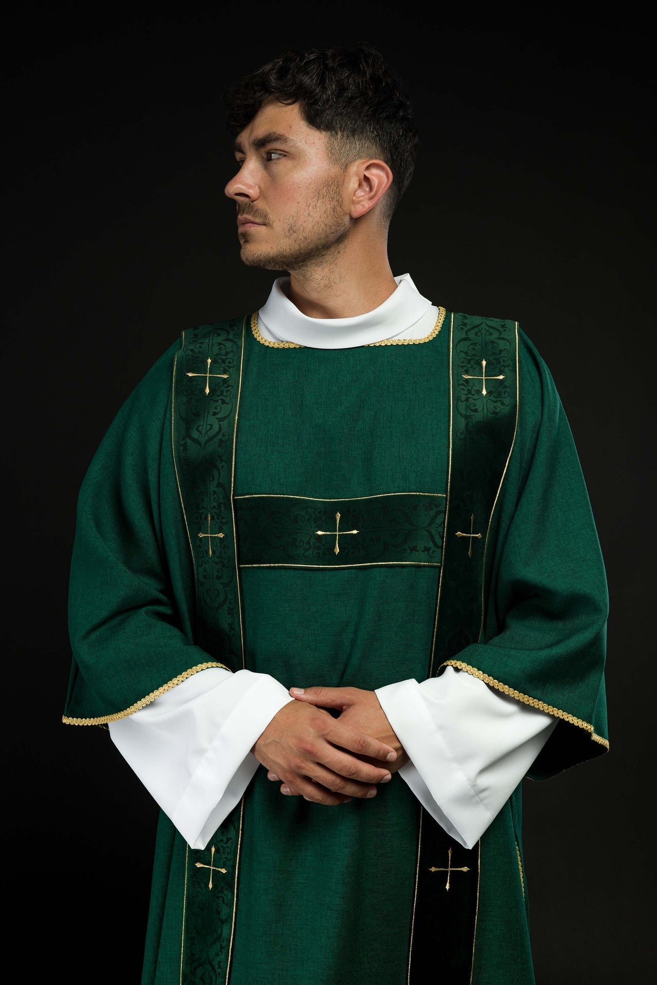 Dalmatyka Liturgiczna Zielona z Aksamitnymi Pasami i Złotym Krzyżem - SZATYLITURGICZNE.PL