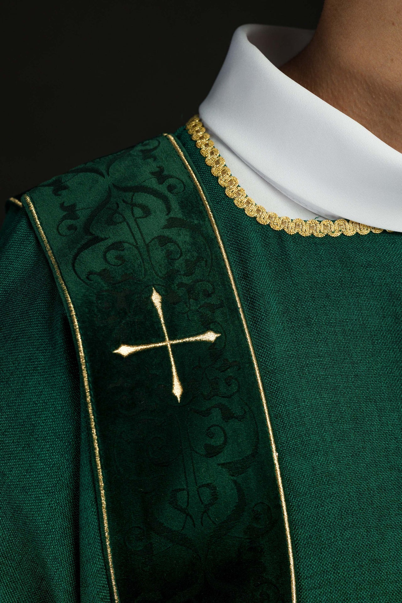 Dalmatyka Liturgiczna Zielona z Aksamitnymi Pasami i Złotym Krzyżem - SZATYLITURGICZNE.PL