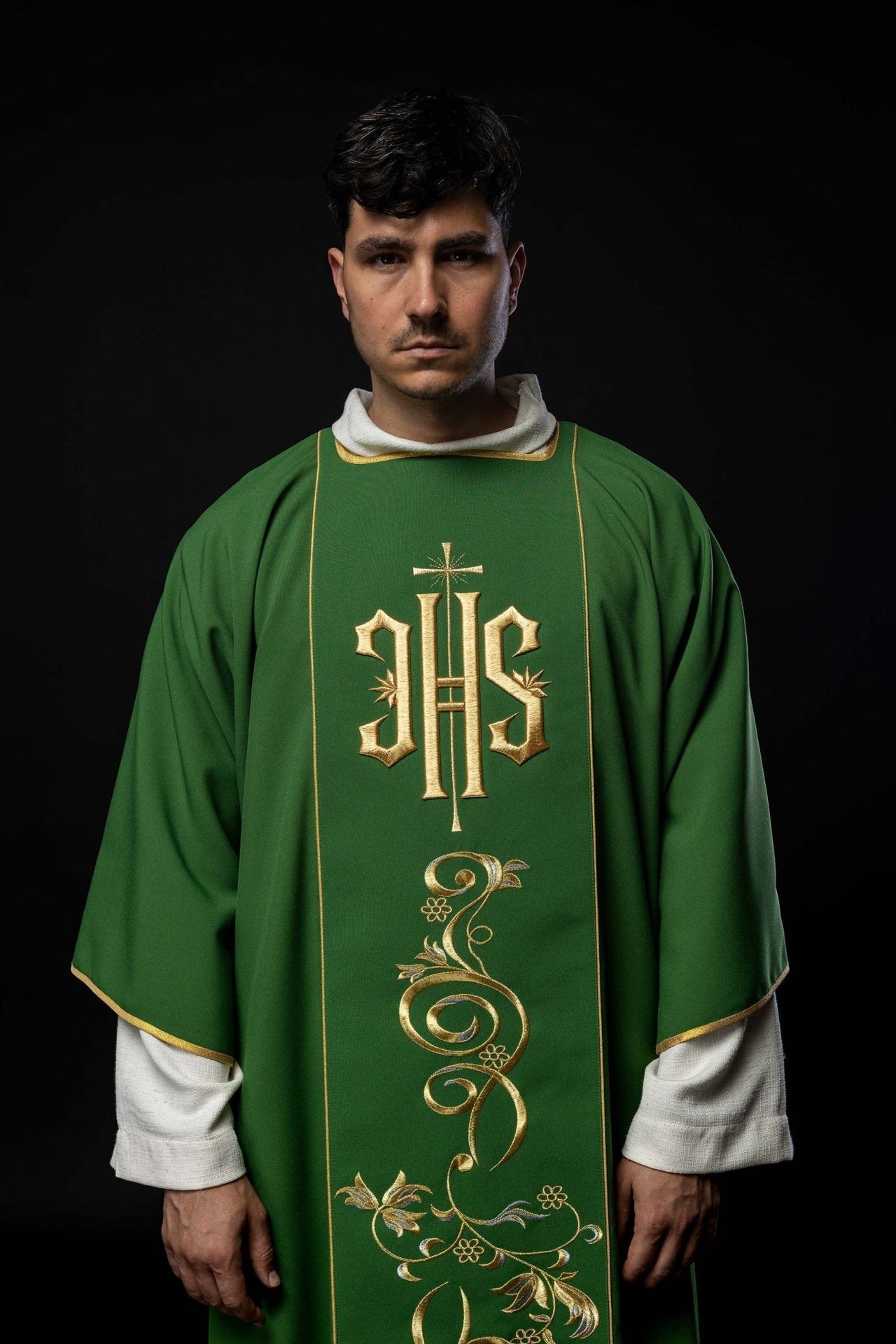 Dalmatyka Liturgiczna Zielona z Haftem IHS - Komplet ze Stułą - SZATYLITURGICZNE.PL