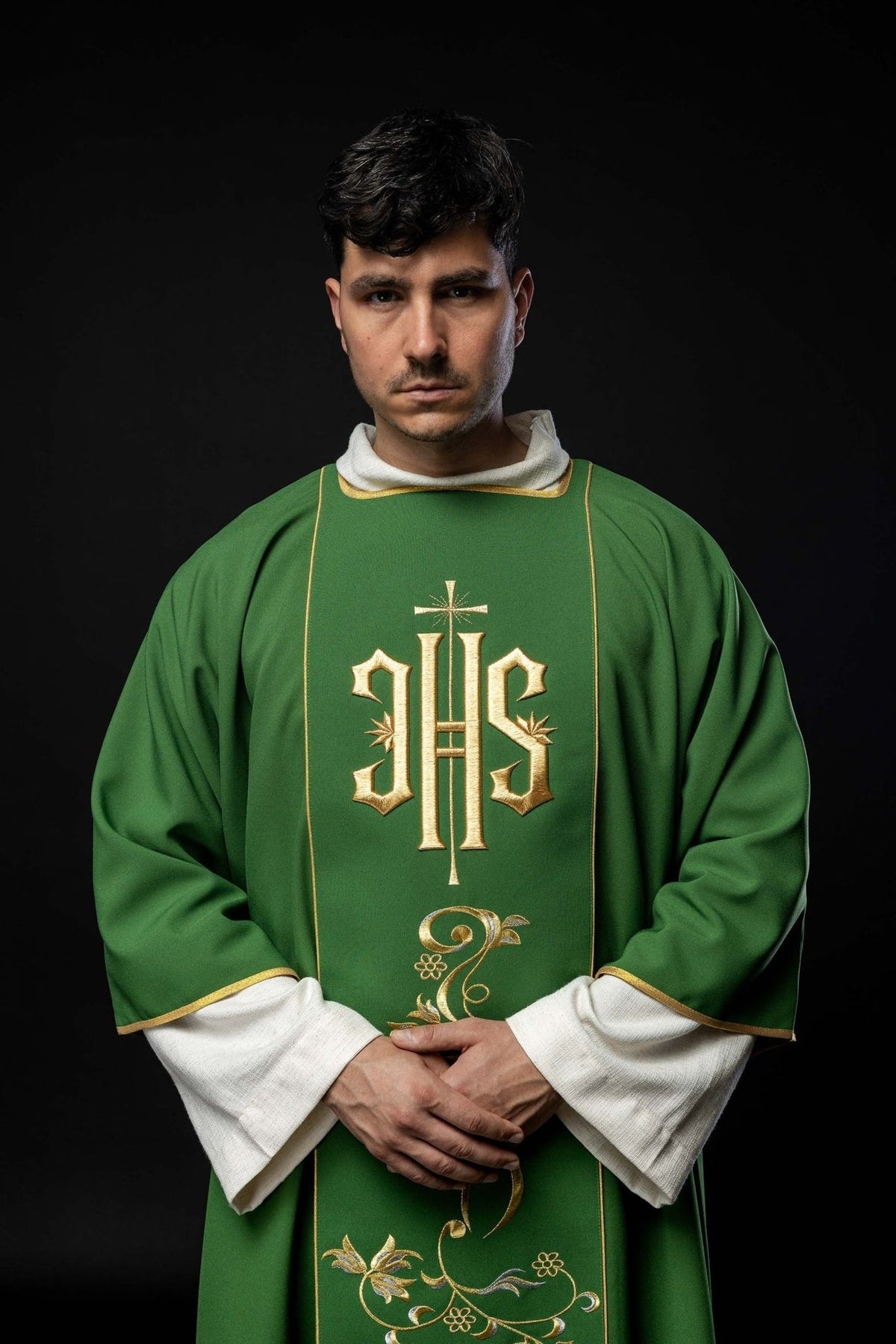 Dalmatyka Liturgiczna Zielona z Haftem IHS - Komplet ze Stułą - SZATYLITURGICZNE.PL
