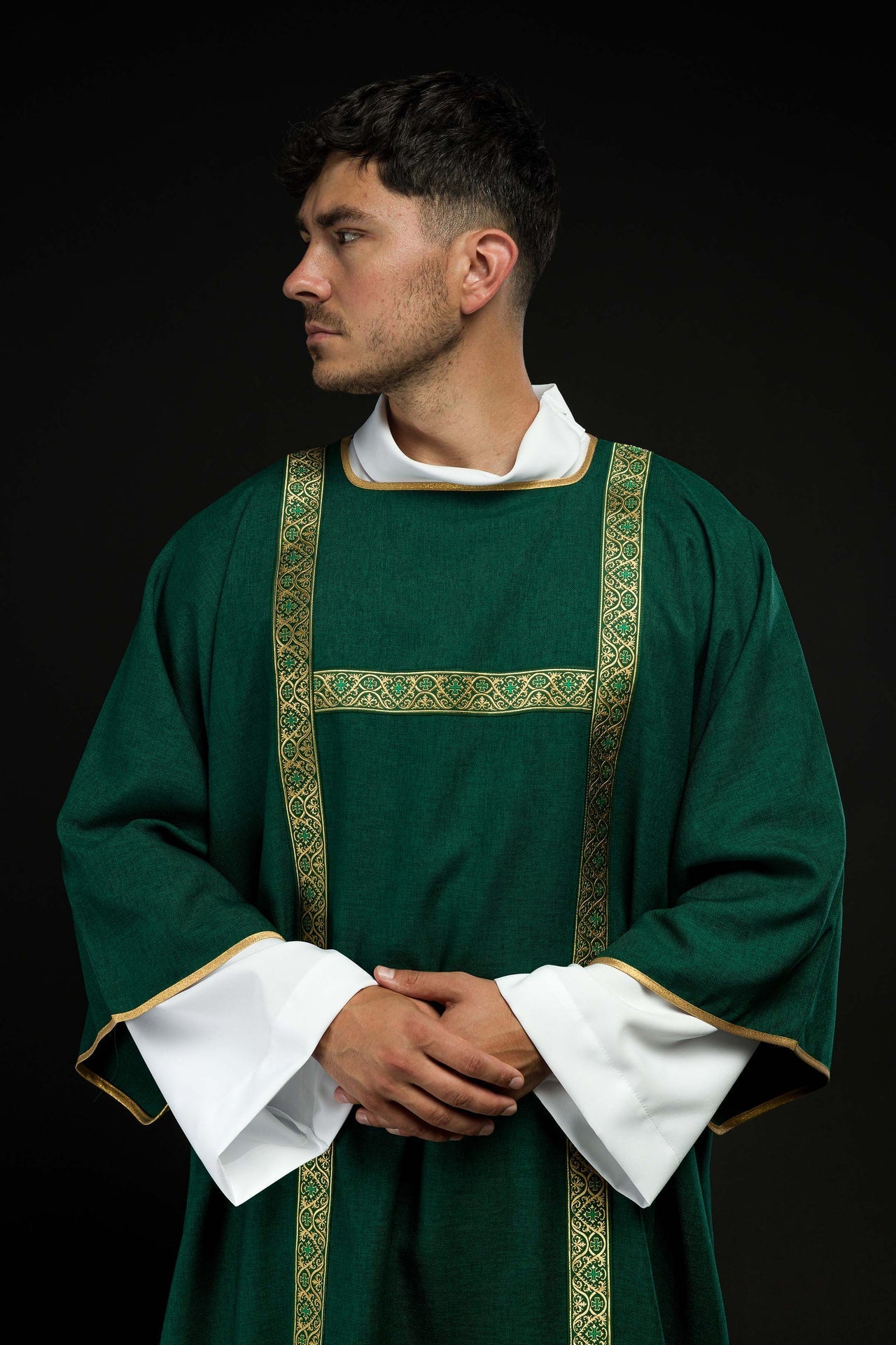 Dalmatyka Liturgiczna Zielona ze Złotą Tasiemką Żakardową - SZATYLITURGICZNE.PL