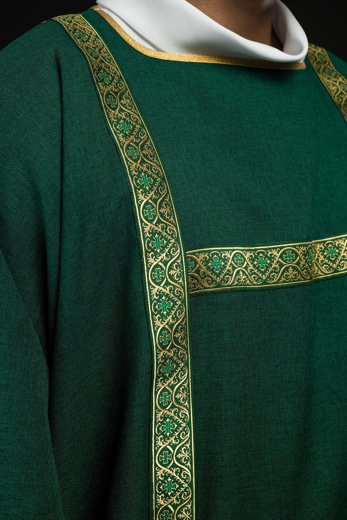 Dalmatyka Liturgiczna Zielona ze Złotą Tasiemką Żakardową - SZATYLITURGICZNE.PL