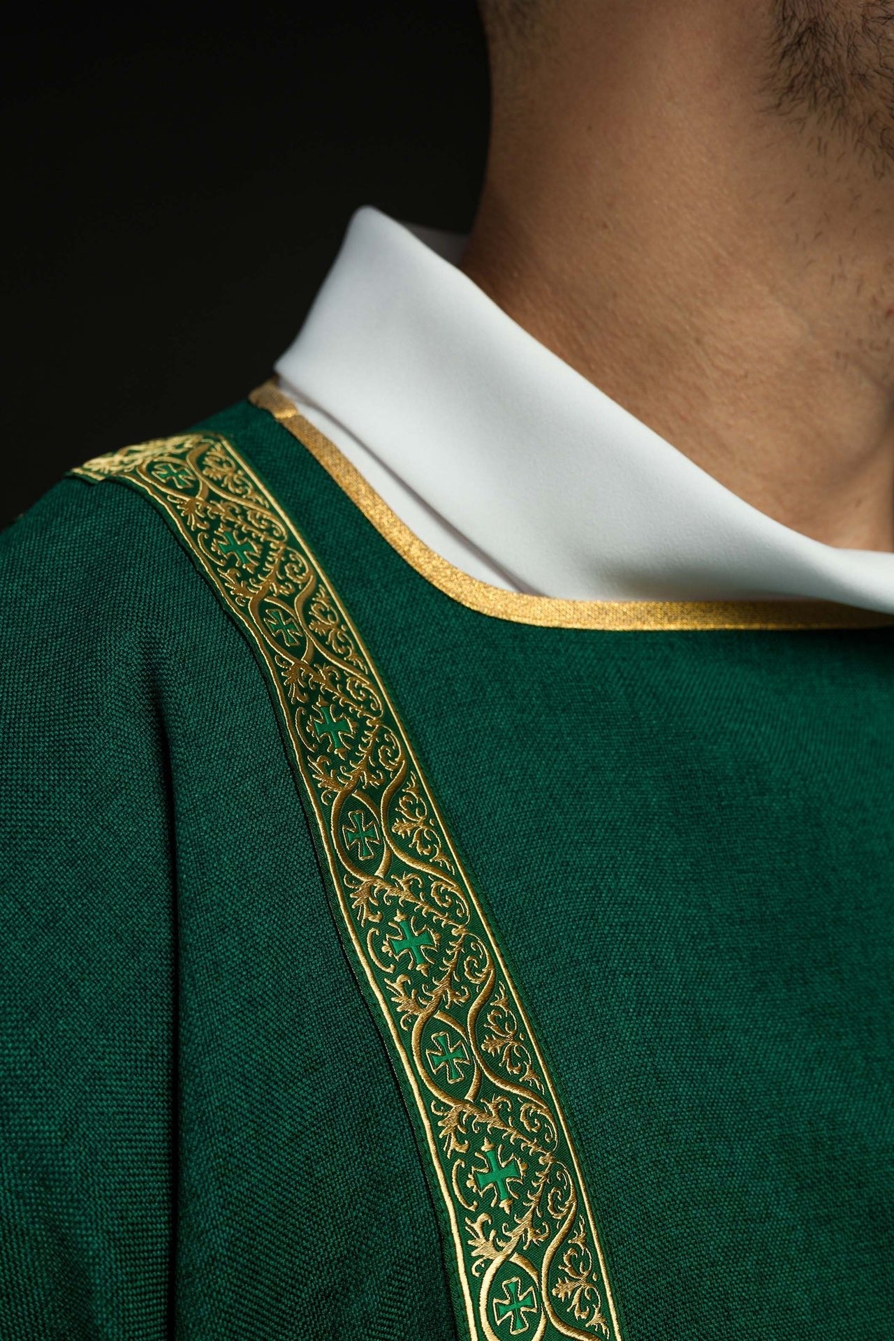 Dalmatyka Liturgiczna Zielona ze Złotą Tasiemką Żakardową - SZATYLITURGICZNE.PL